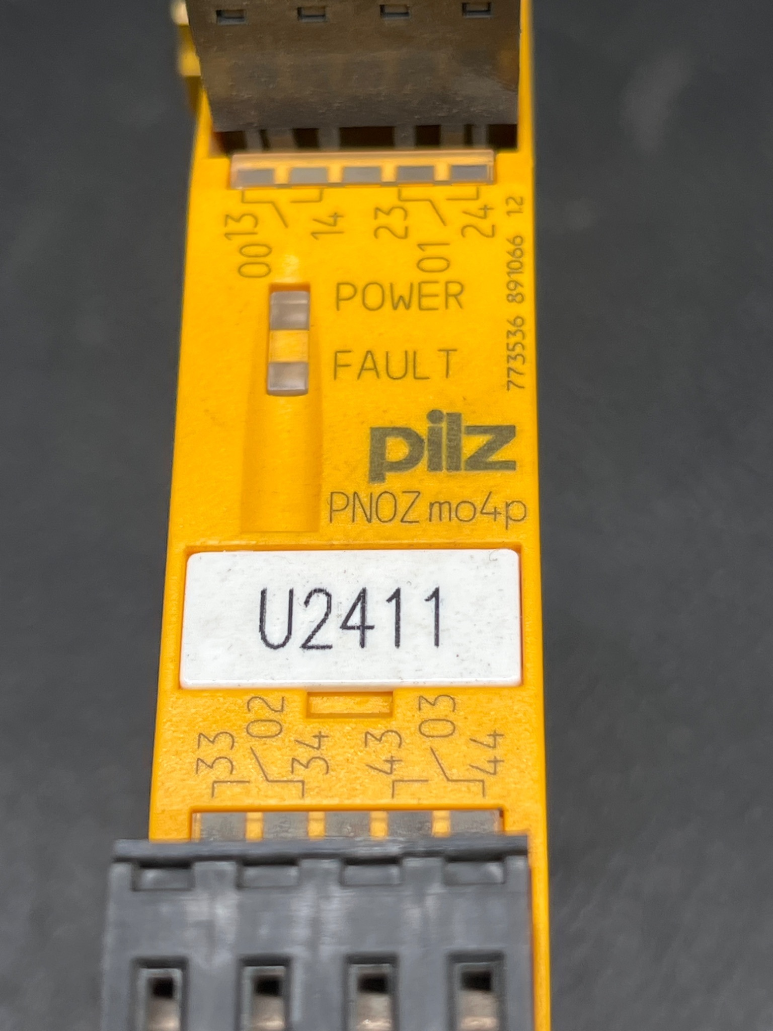 PILZ PNOZ mo4p Safety Output Module USED 4