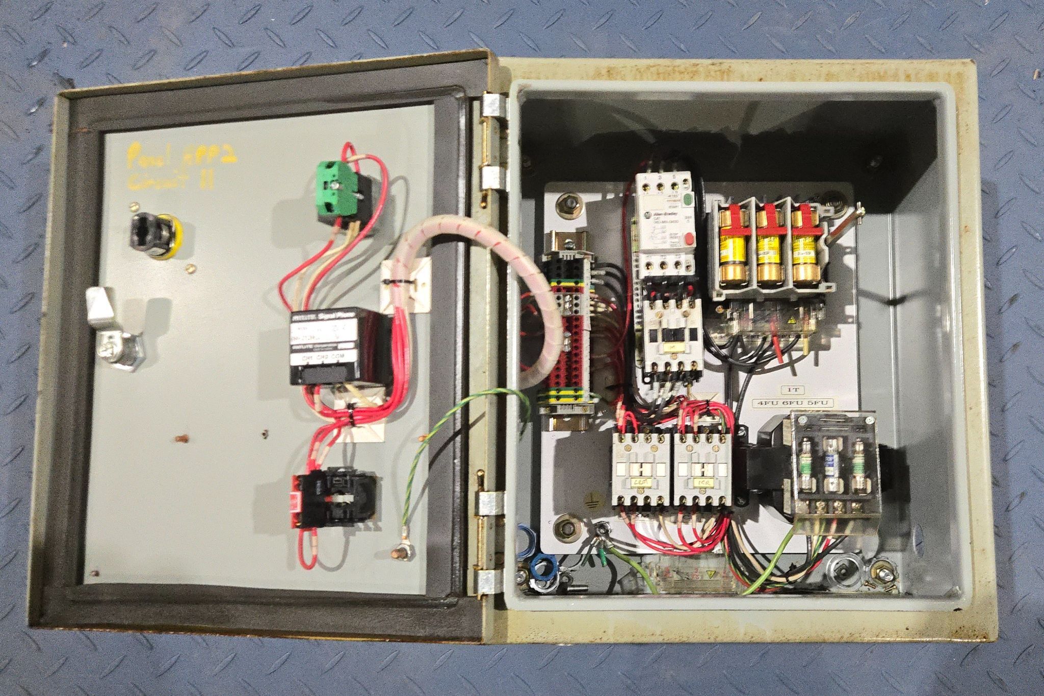 INDUSTRIAL ELECTRICAL CONTROL PANEL w/ E‑STOP & DISCONNECT USED 2