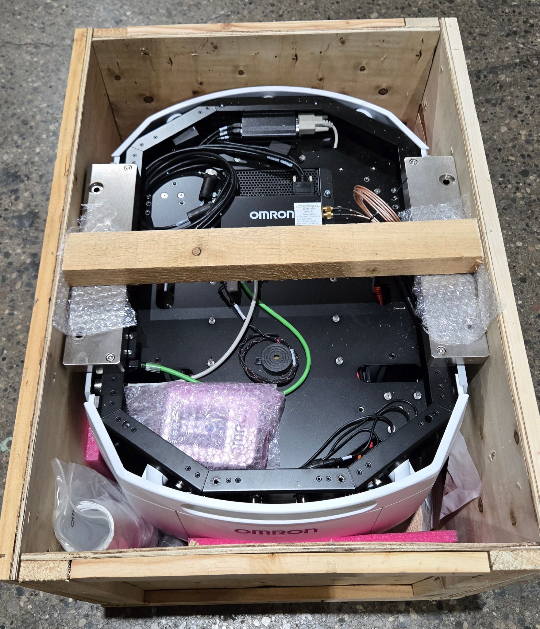 OMRON LD-90X SELF NAVIGATING AUTONOMOUS ROBOT NEW 2