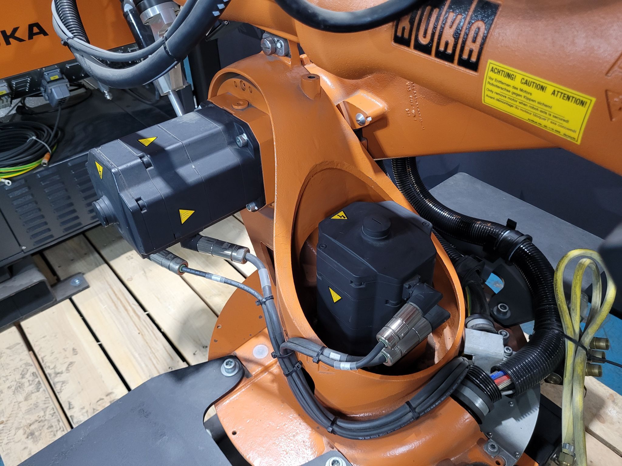 KUKA KR16 L6-2 w/ KR C4 Controls Lincoln R550 Weld Package & TT3A Reamer NEW 7