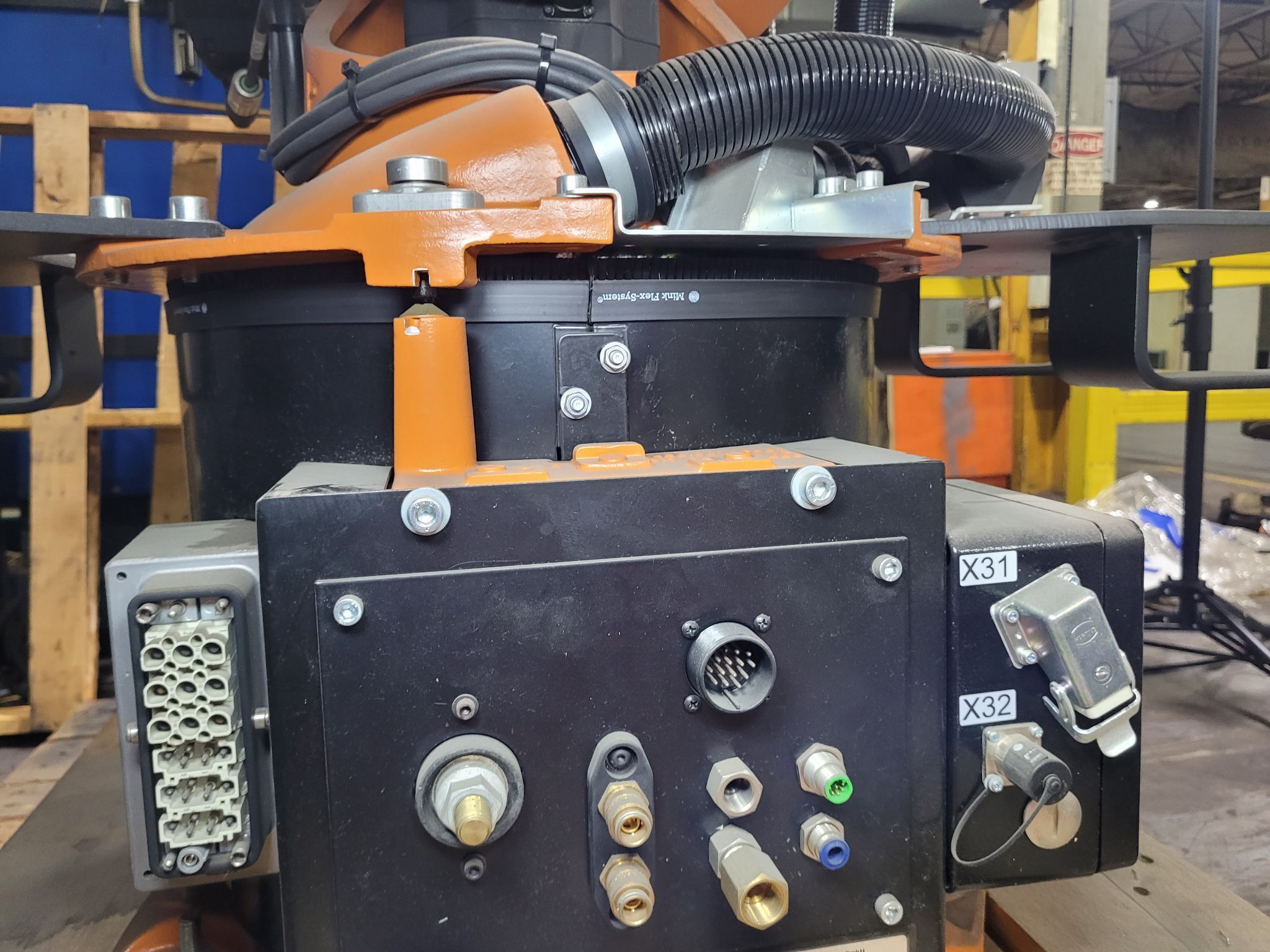 KUKA KR16 L6-2 w/ KR C4 Controls Lincoln R550 Weld Package & TT3A Reamer NEW 6