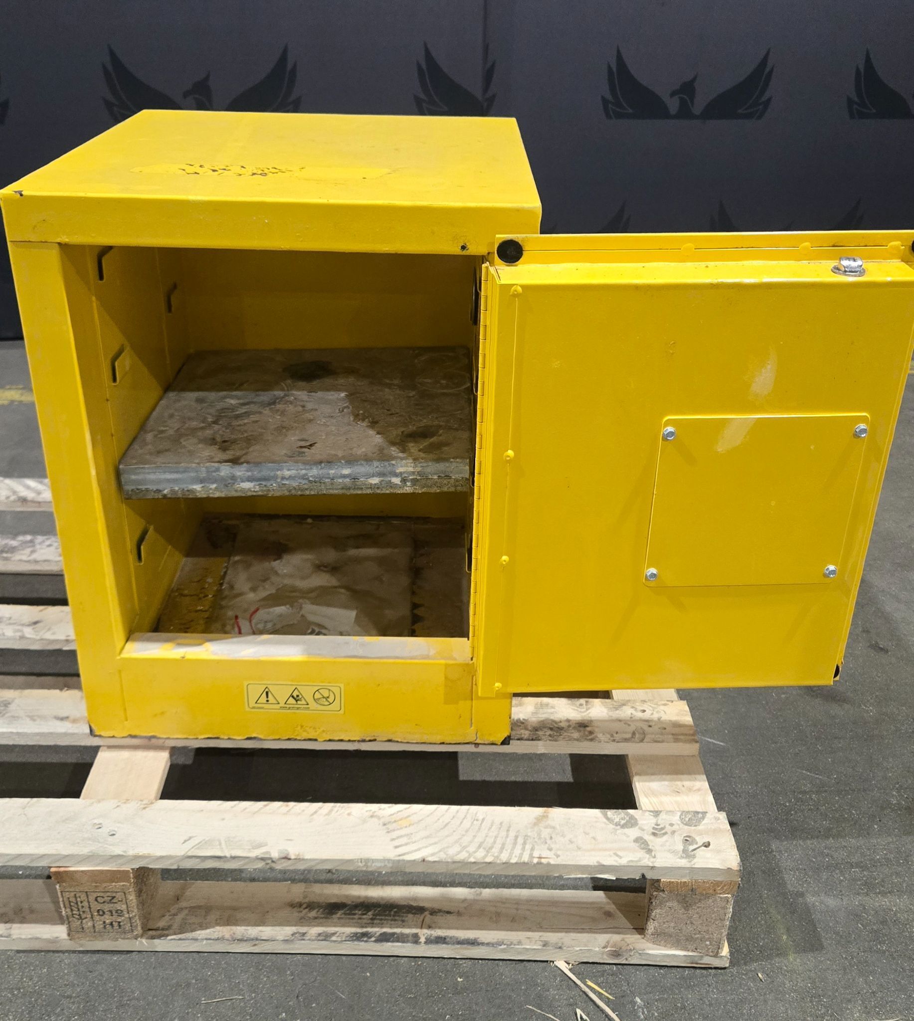 CONDOR 45AE90 Flammable Storage Cabinet 4 Gallon USED 3