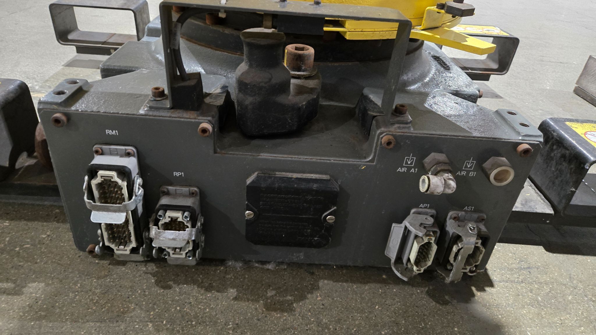 FANUC R‑2000iA/165F Complete with R‑J3iB Controller USED 8