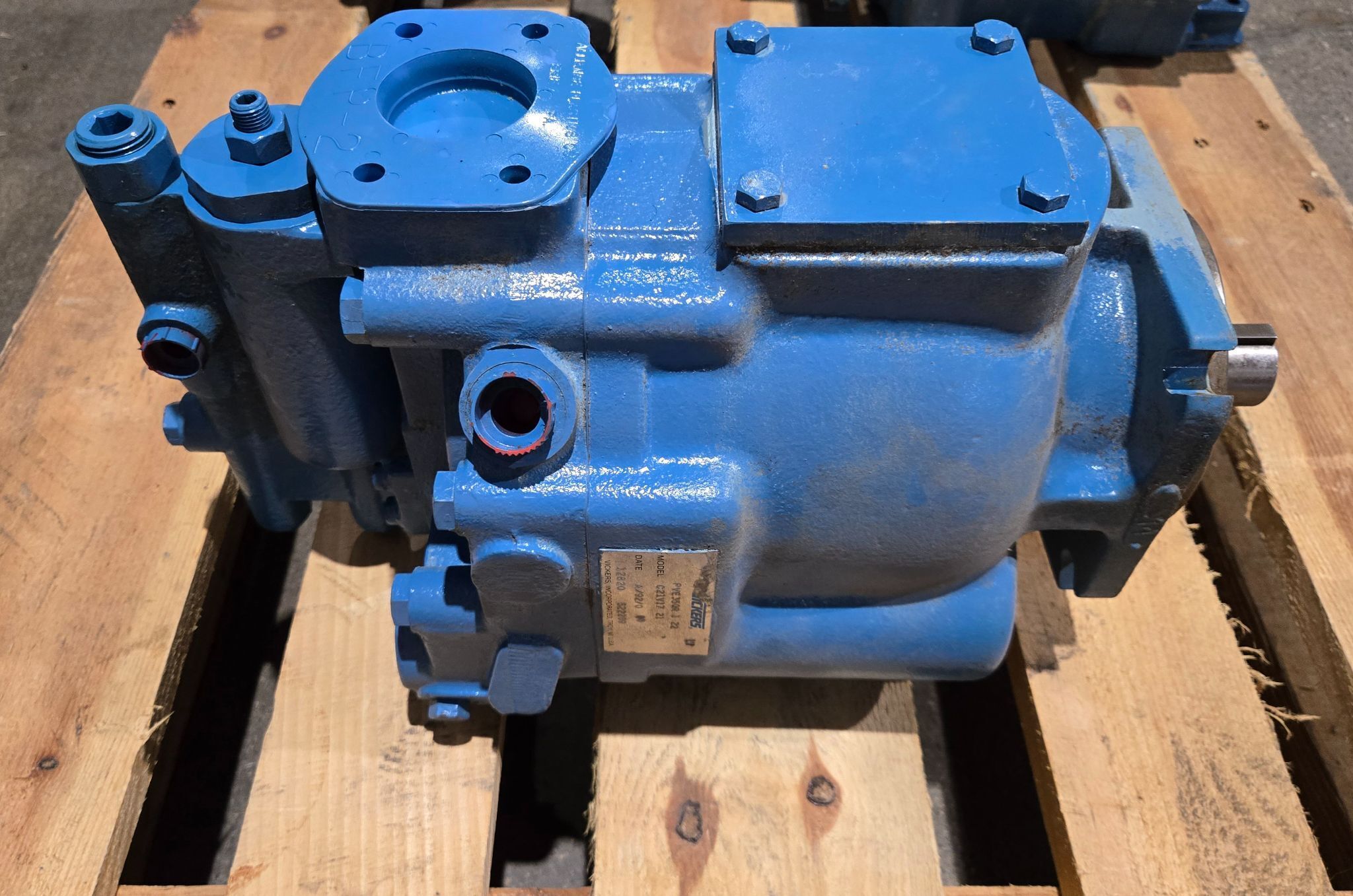 VICKERS PVE35QR1-22C21V17-21 Hydraulic Vane Pump USED 1