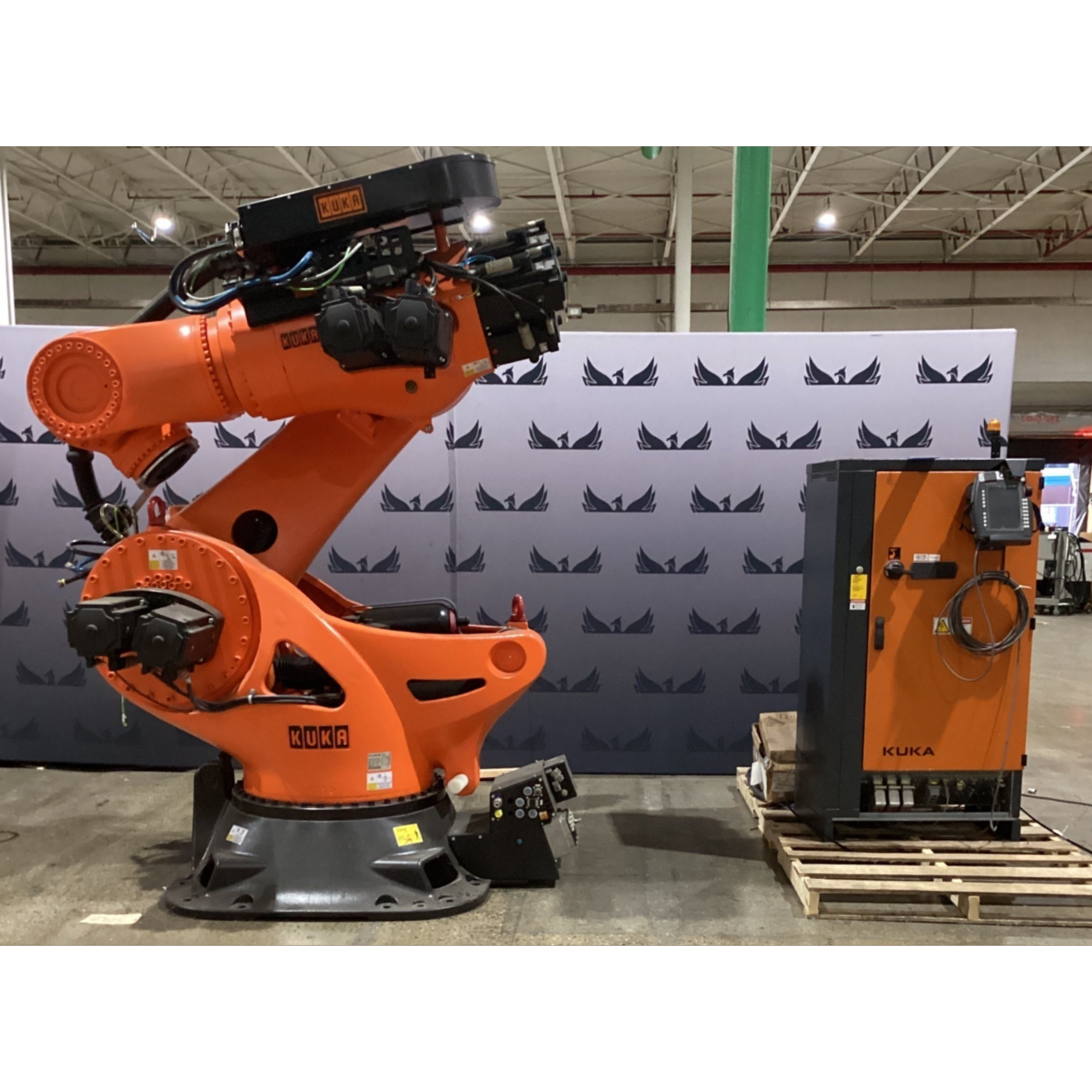KUKA KR 1000 1300 TITAN PA/FLR ROBOT W/ KR C4 CONTROLLER 1300KG 3202MM USED 1