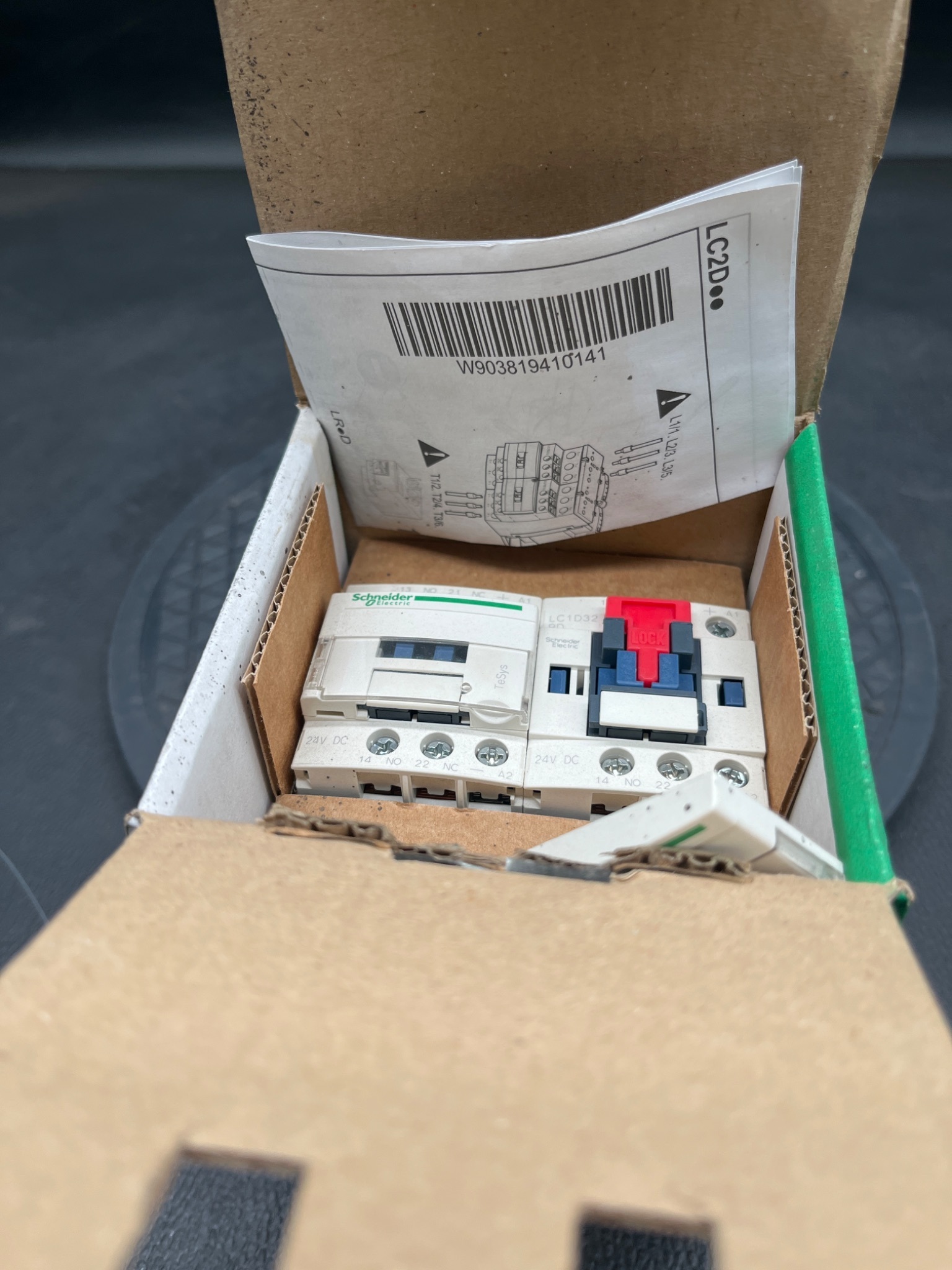 SCHNEIDER ELECTRIC LC2D32BD TeSys D Reversing Contactor NEW 4