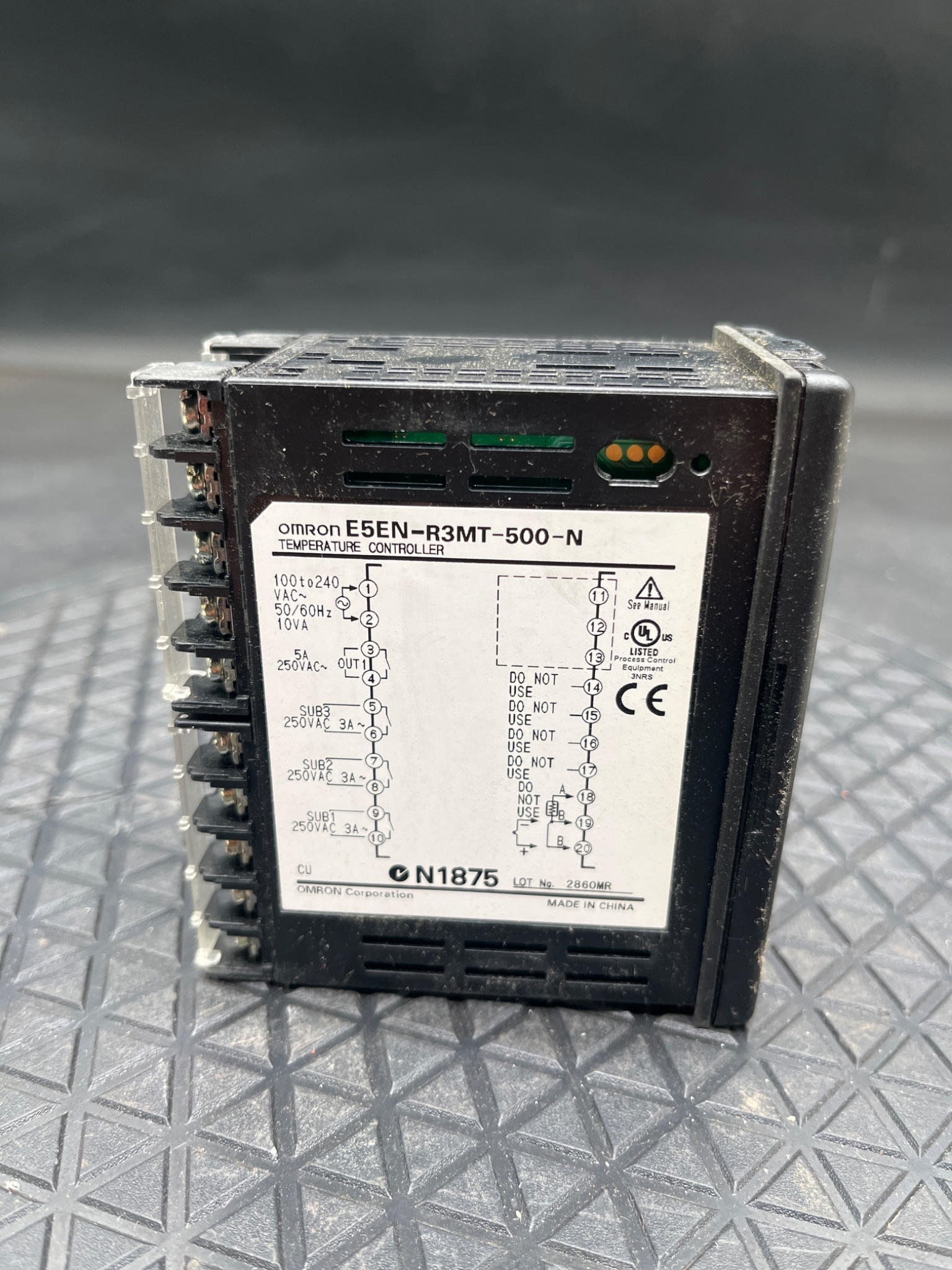 OMRON E5EN‑R3MT‑500‑N Digital Temperature Controller NEW 2
