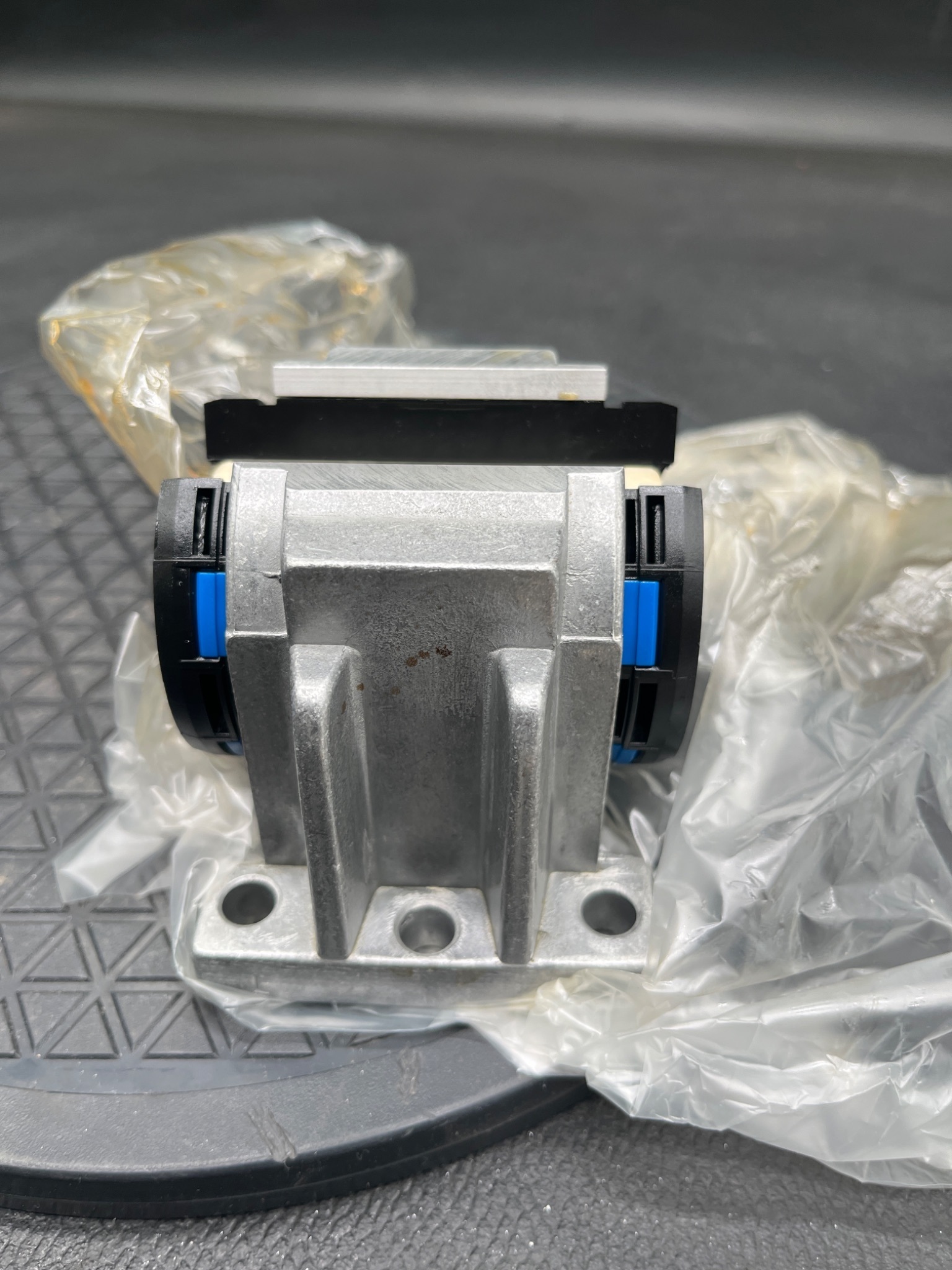 SKF LUCT 40‑2LS Take‑Up Bearing Unit NEW 3