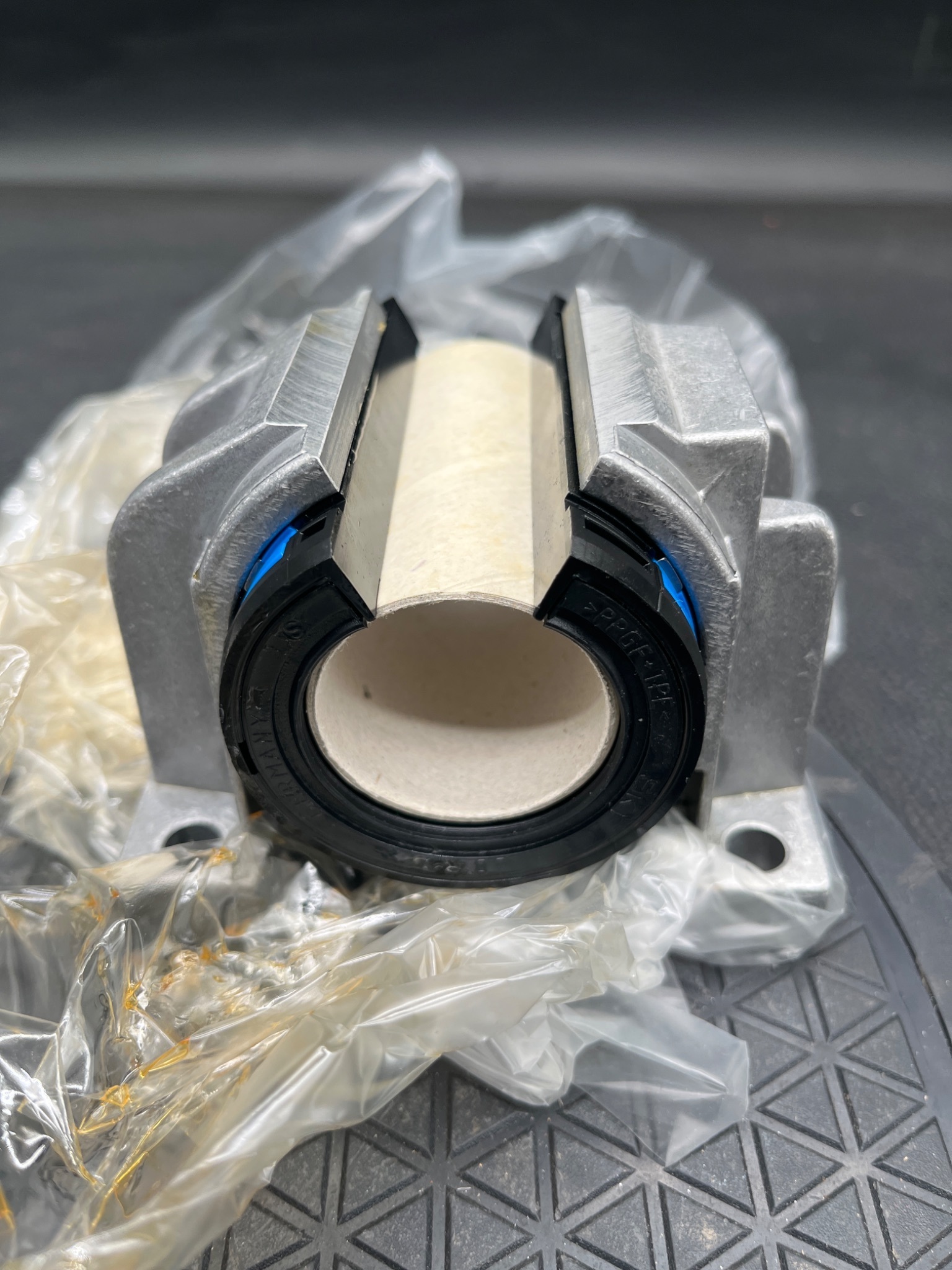 SKF LUCT 40‑2LS Take‑Up Bearing Unit NEW 4