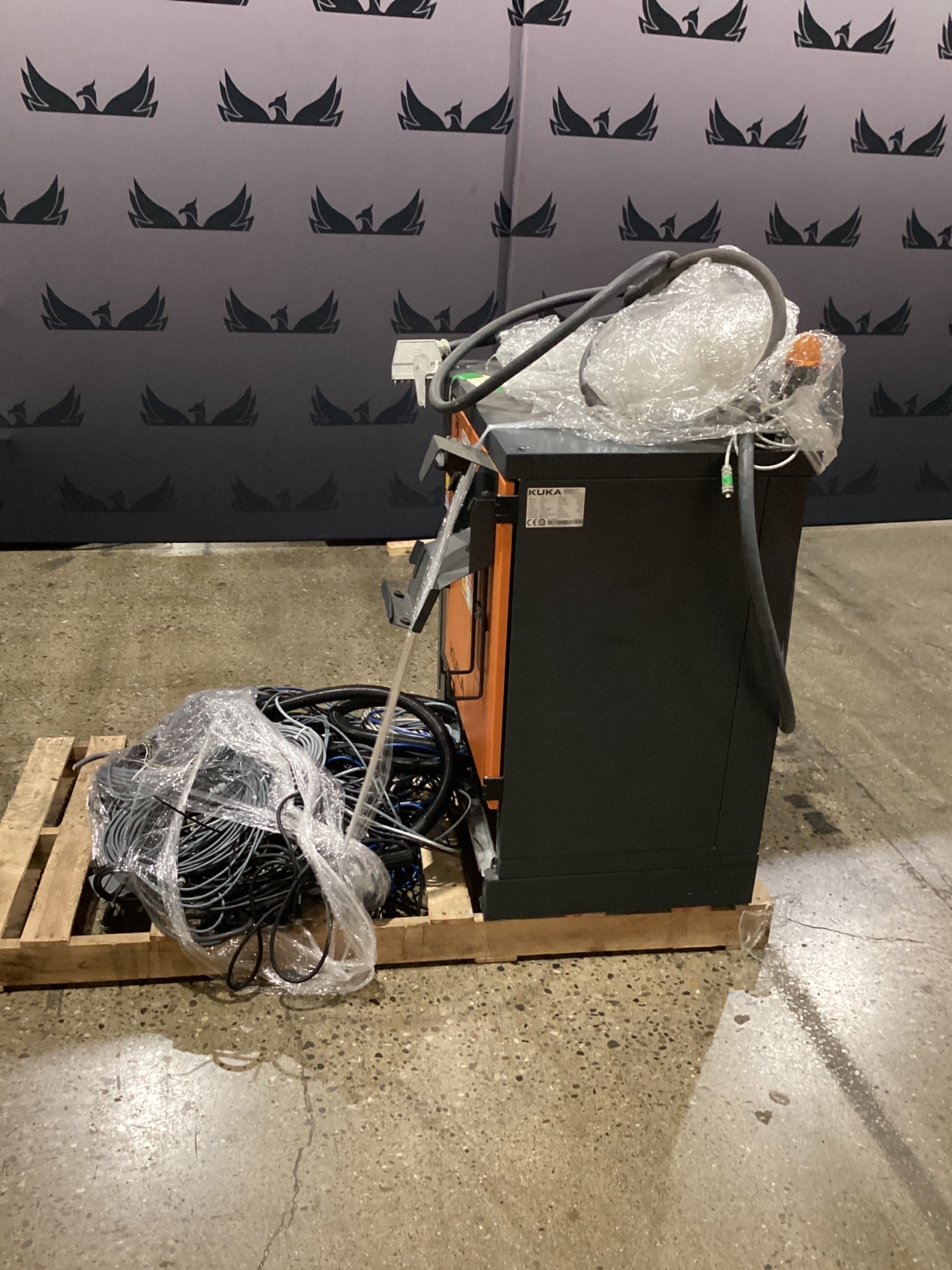 KUKA KR 120 R3900 ULTRA K/FLR ROBOT W/ KR C4 CONTROLLER 6-AXIS 120KG 3900MM USED 1