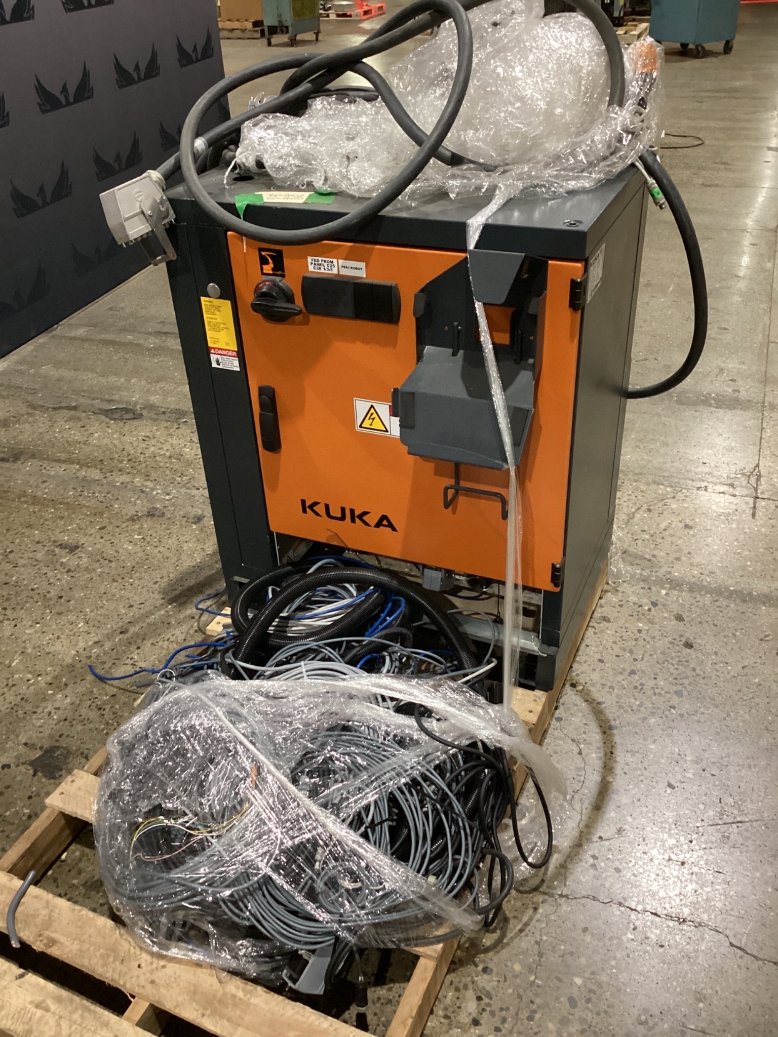 KUKA KR 120 R3900 ULTRA K/FLR ROBOT W/ KR C4 CONTROLLER 6-AXIS 120KG 3900MM USED 2
