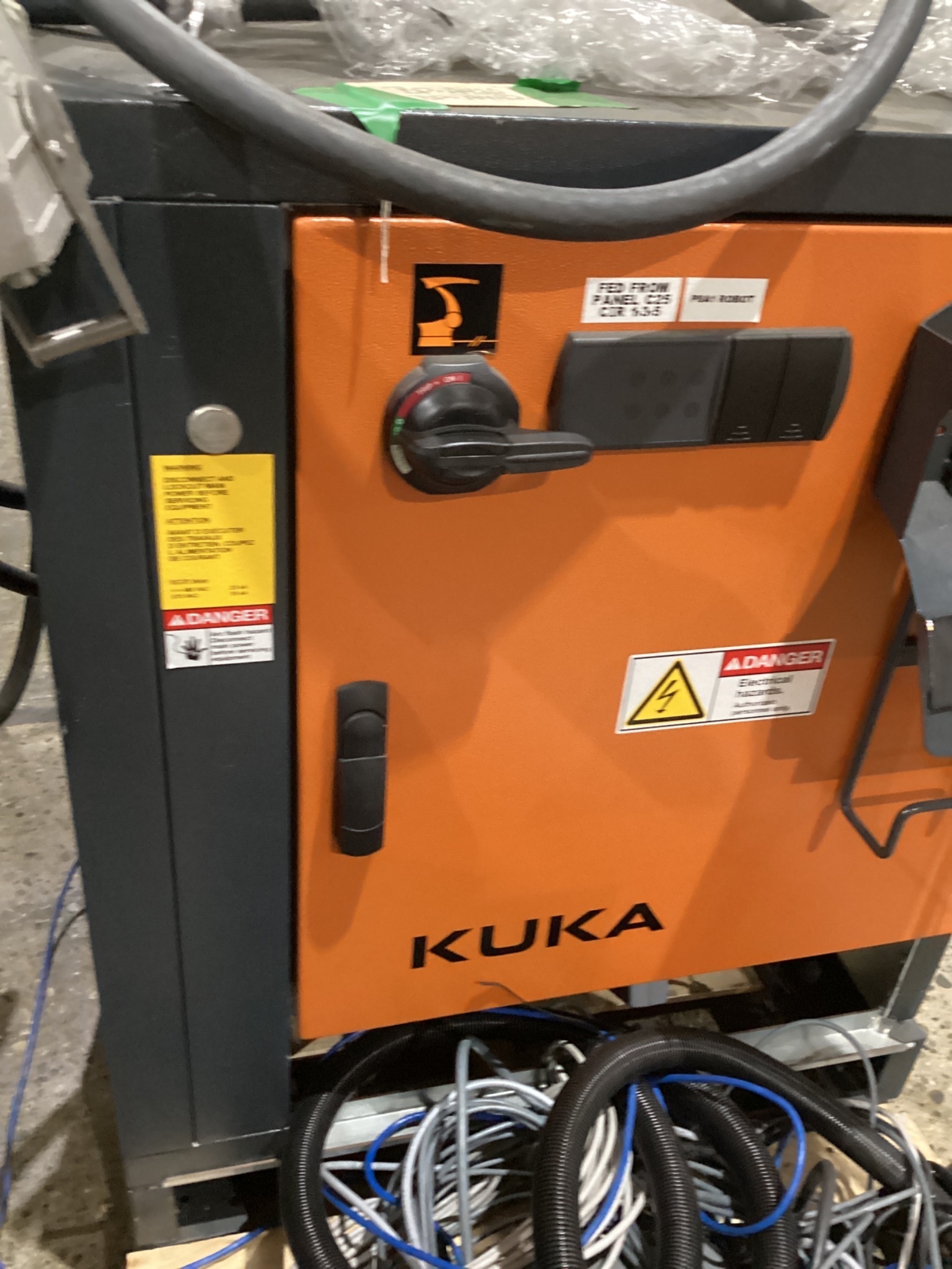 KUKA KR 120 R3900 ULTRA K/FLR ROBOT W/ KR C4 CONTROLLER 6-AXIS 120KG 3900MM USED 4