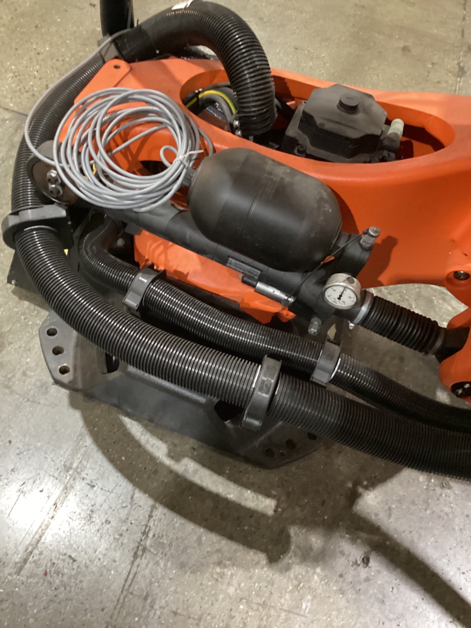 KUKA KR 120 R3900 ULTRA K/FLR ROBOT W/ KR C4 CONTROLLER 6-AXIS 120KG 3900MM USED 11