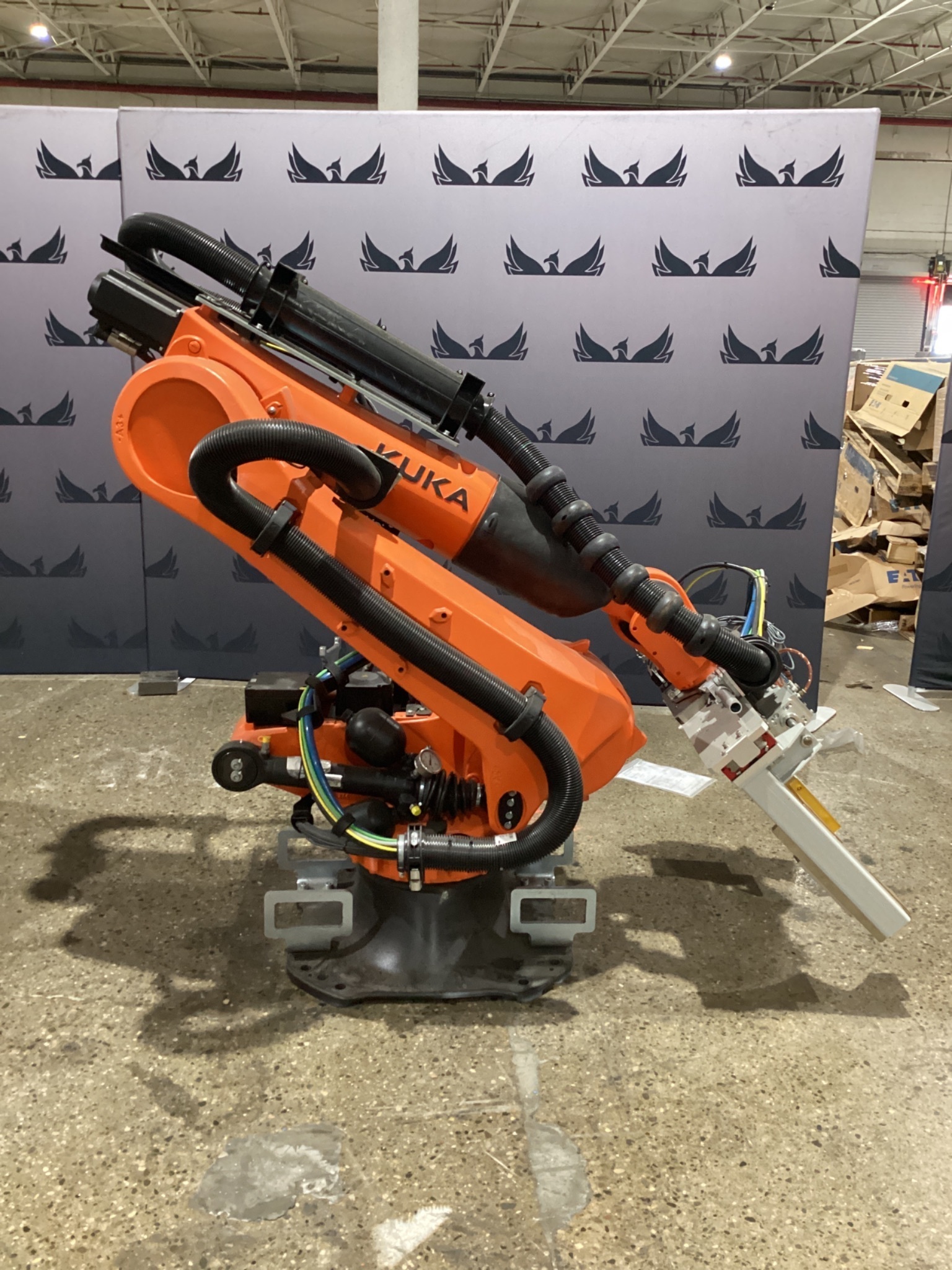 KUKA KR 120 R2700-2/FLR ROBOT W/ KR C4 CONTROLLER 6-AXIS 120KG 2701MM USED 1