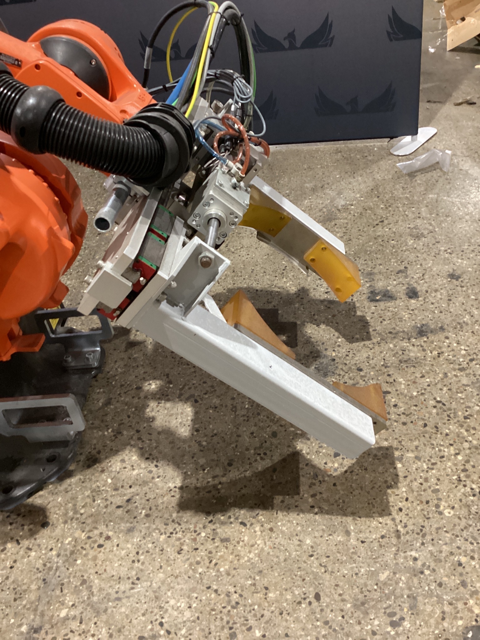 KUKA KR 120 R2700-2/FLR ROBOT W/ KR C4 CONTROLLER 6-AXIS 120KG 2701MM USED 2