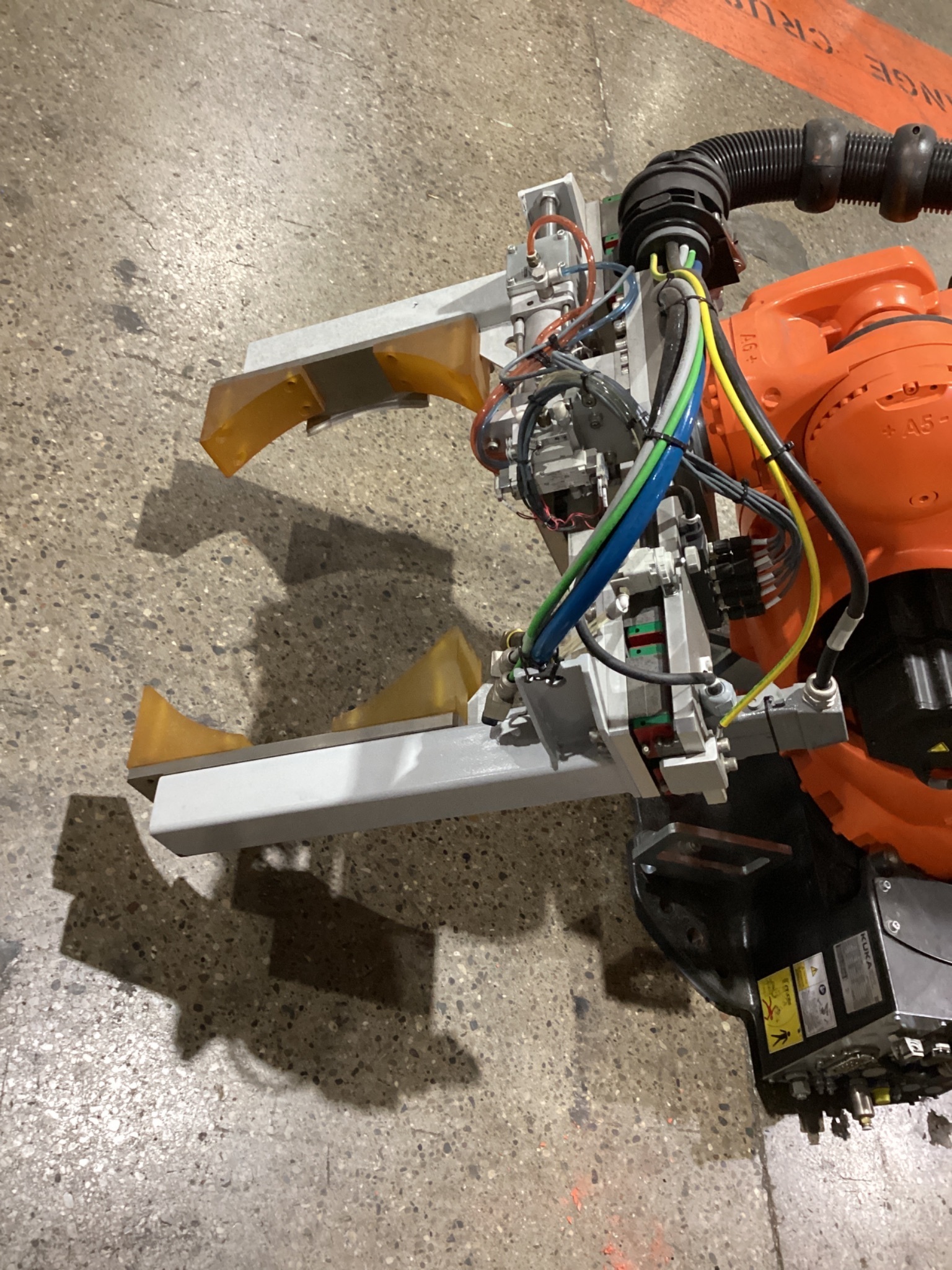 KUKA KR 120 R2700-2/FLR ROBOT W/ KR C4 CONTROLLER 6-AXIS 120KG 2701MM USED 3