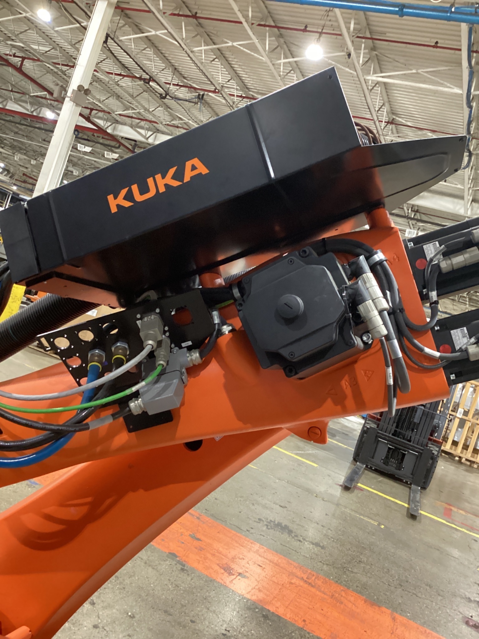 KUKA KR 120 R3900 ULTRA K/FLR ROBOT W/ KR C4 CONTROLLER 6-AXIS 120KG 3900MM USED 9