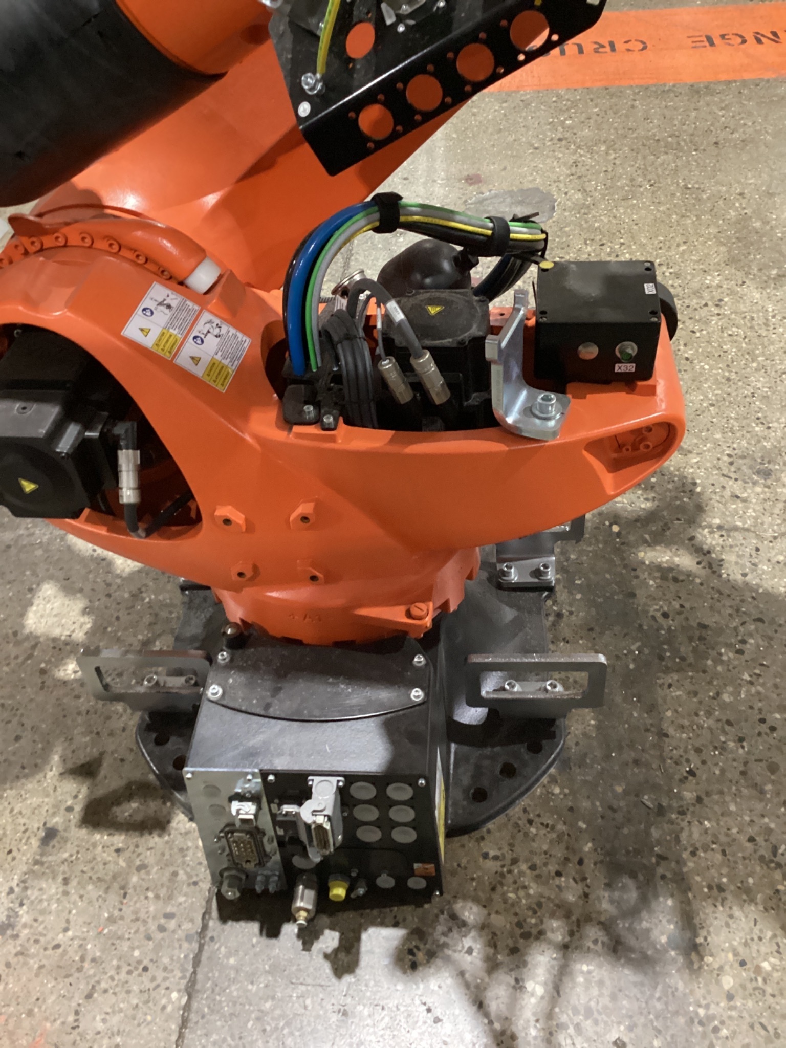 KUKA KR 120 R2700-2/FLR ROBOT W/ KR C4 CONTROLLER 6-AXIS 120KG 2701MM USED 5