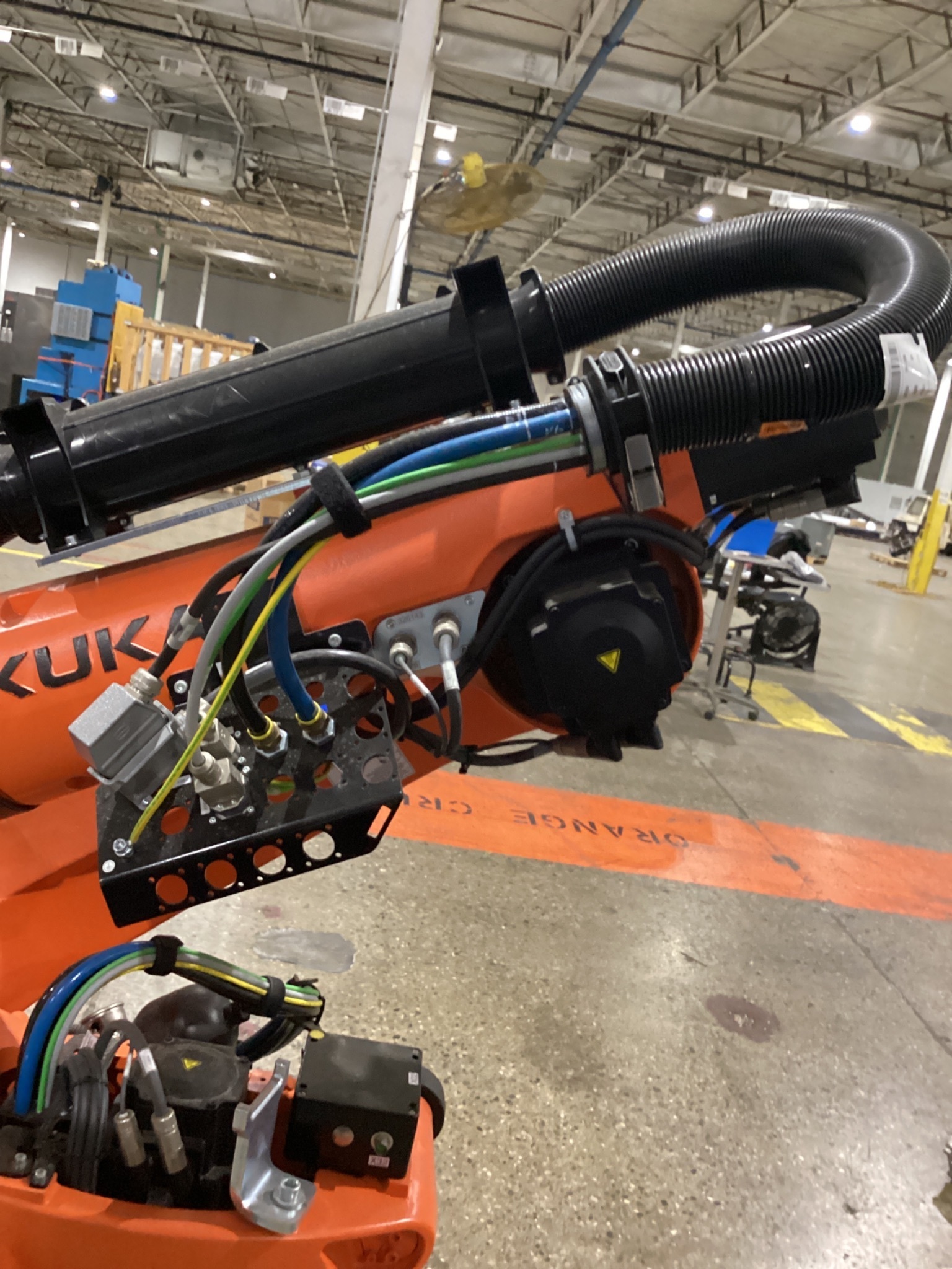 KUKA KR 120 R2700-2/FLR ROBOT W/ KR C4 CONTROLLER 6-AXIS 120KG 2701MM USED 6