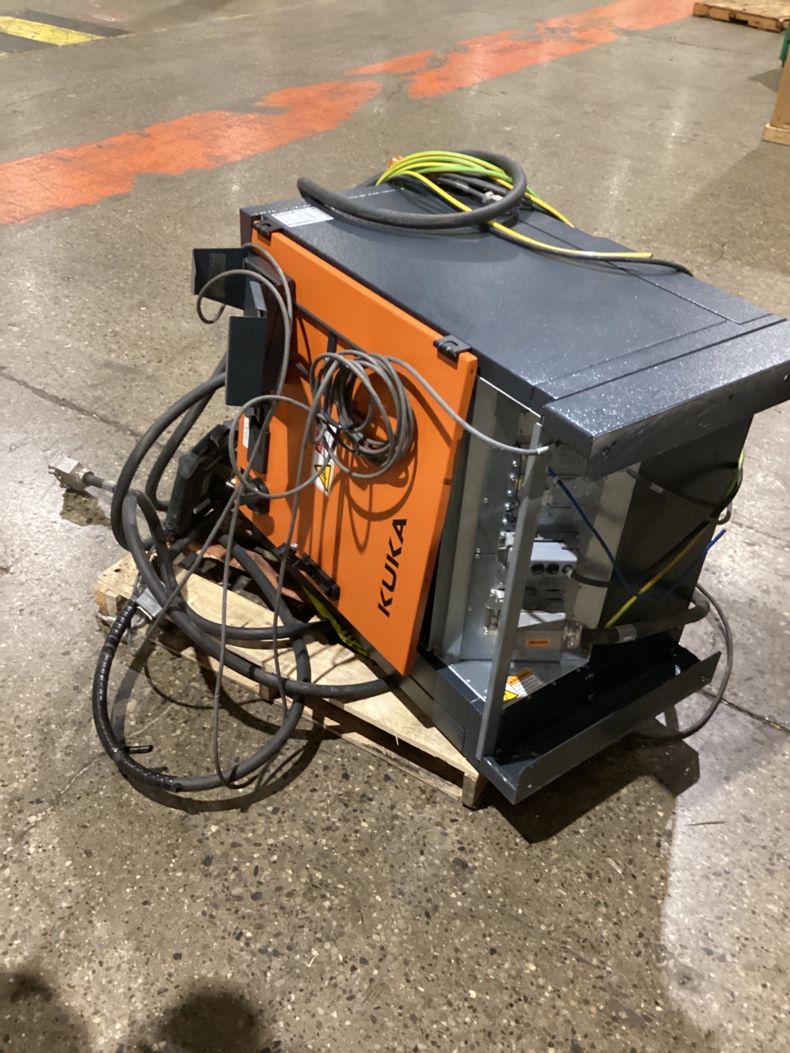 KUKA KR 120 R2700-2/FLR ROBOT W/ KR C4 CONTROLLER 6-AXIS 120KG 2701MM USED 9
