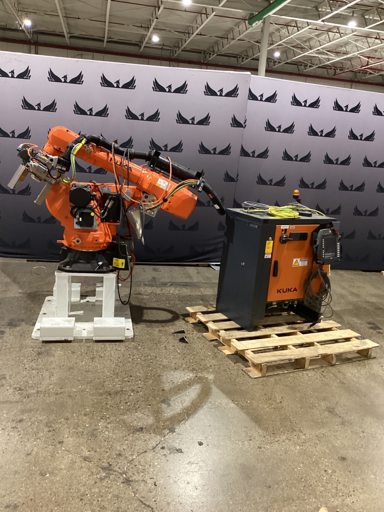 KUKA KR 70 R2100/SEL ROBOT W/ KRC4 CONTROLLER 6-AXIS 70KG 2101MM USED 0