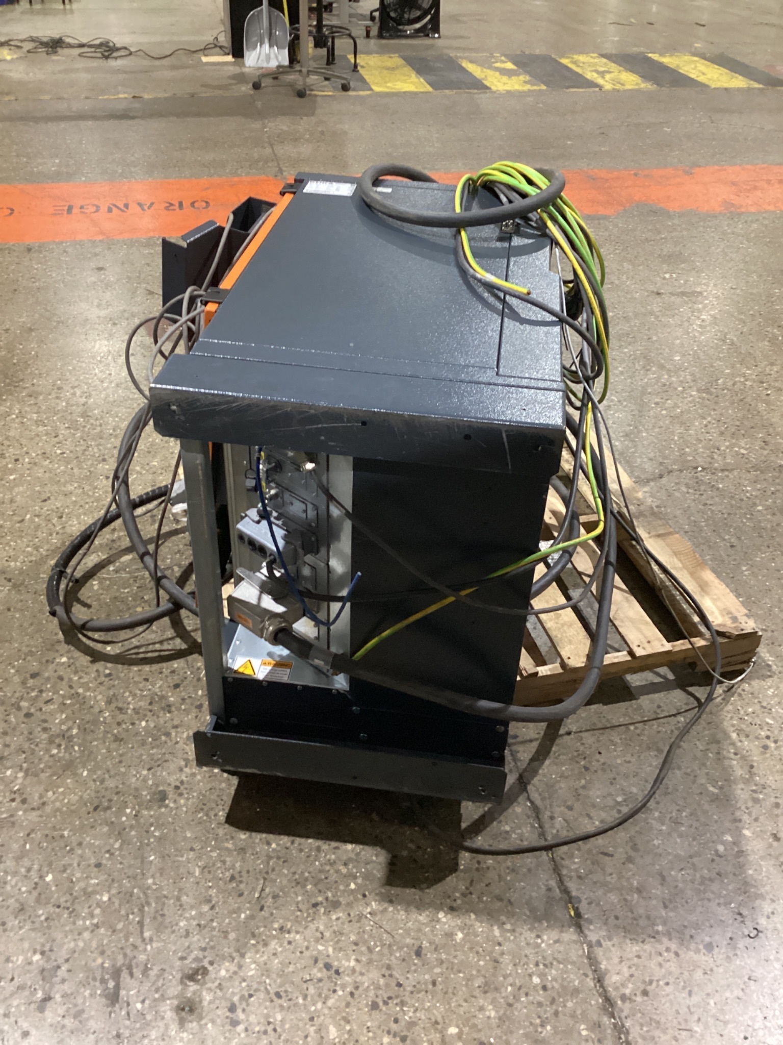 KUKA KR 120 R2700-2/FLR ROBOT W/ KR C4 CONTROLLER 6-AXIS 120KG 2701MM USED 10