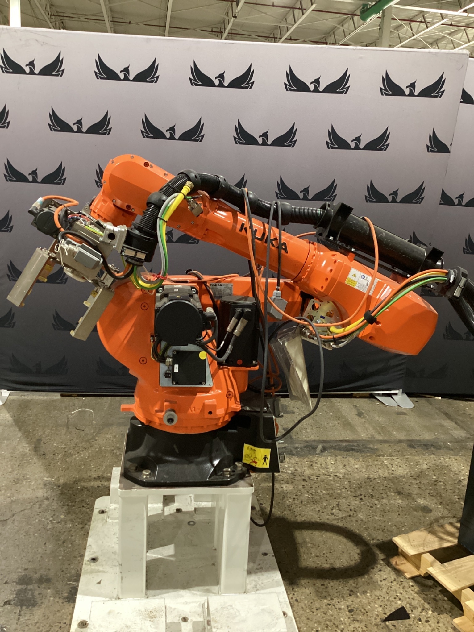 KUKA KR 70 R2100/SEL ROBOT W/ KRC4 CONTROLLER 6-AXIS 70KG 2101MM USED 1