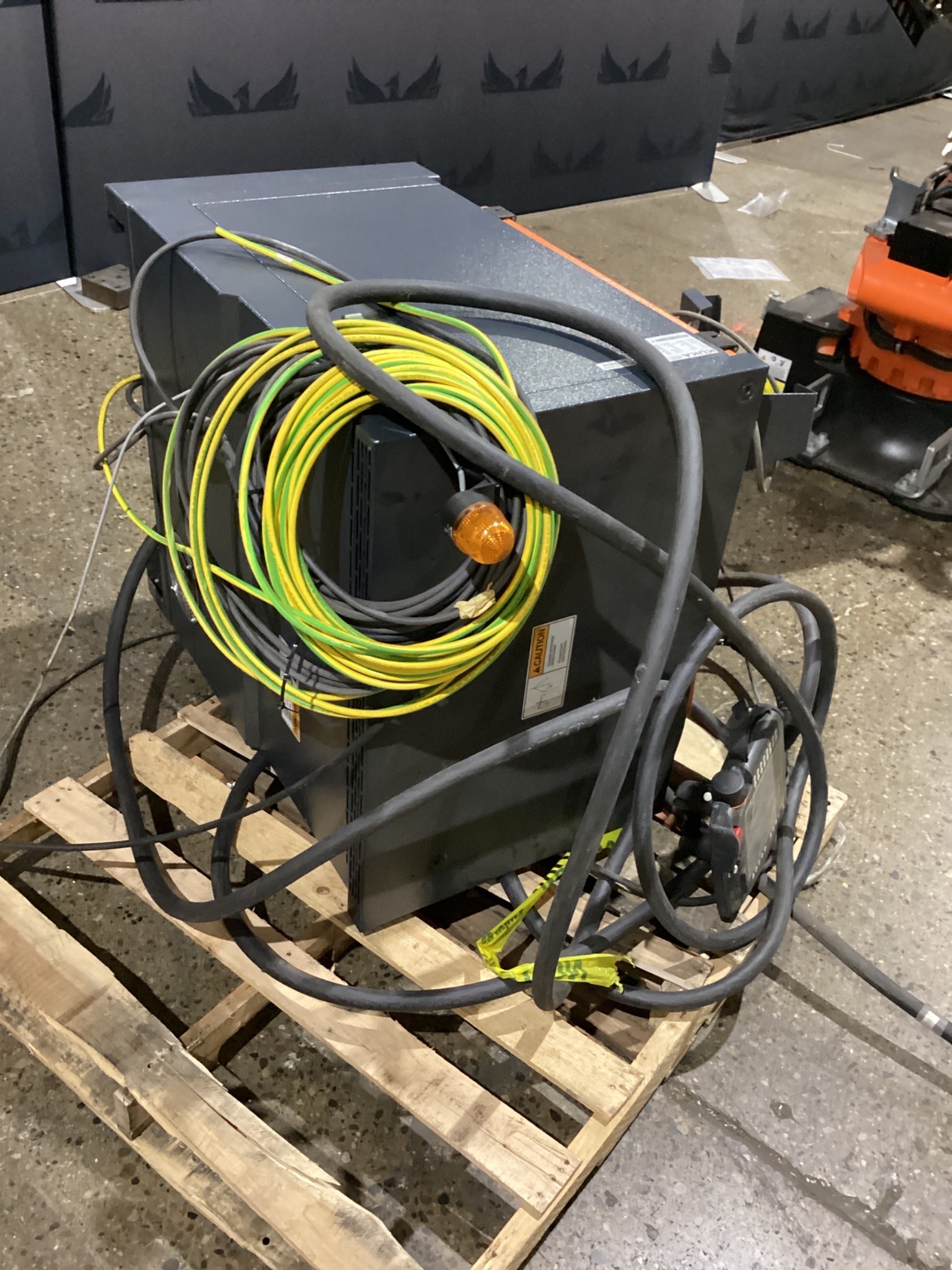 KUKA KR 120 R2700-2/FLR ROBOT W/ KR C4 CONTROLLER 6-AXIS 120KG 2701MM USED 12