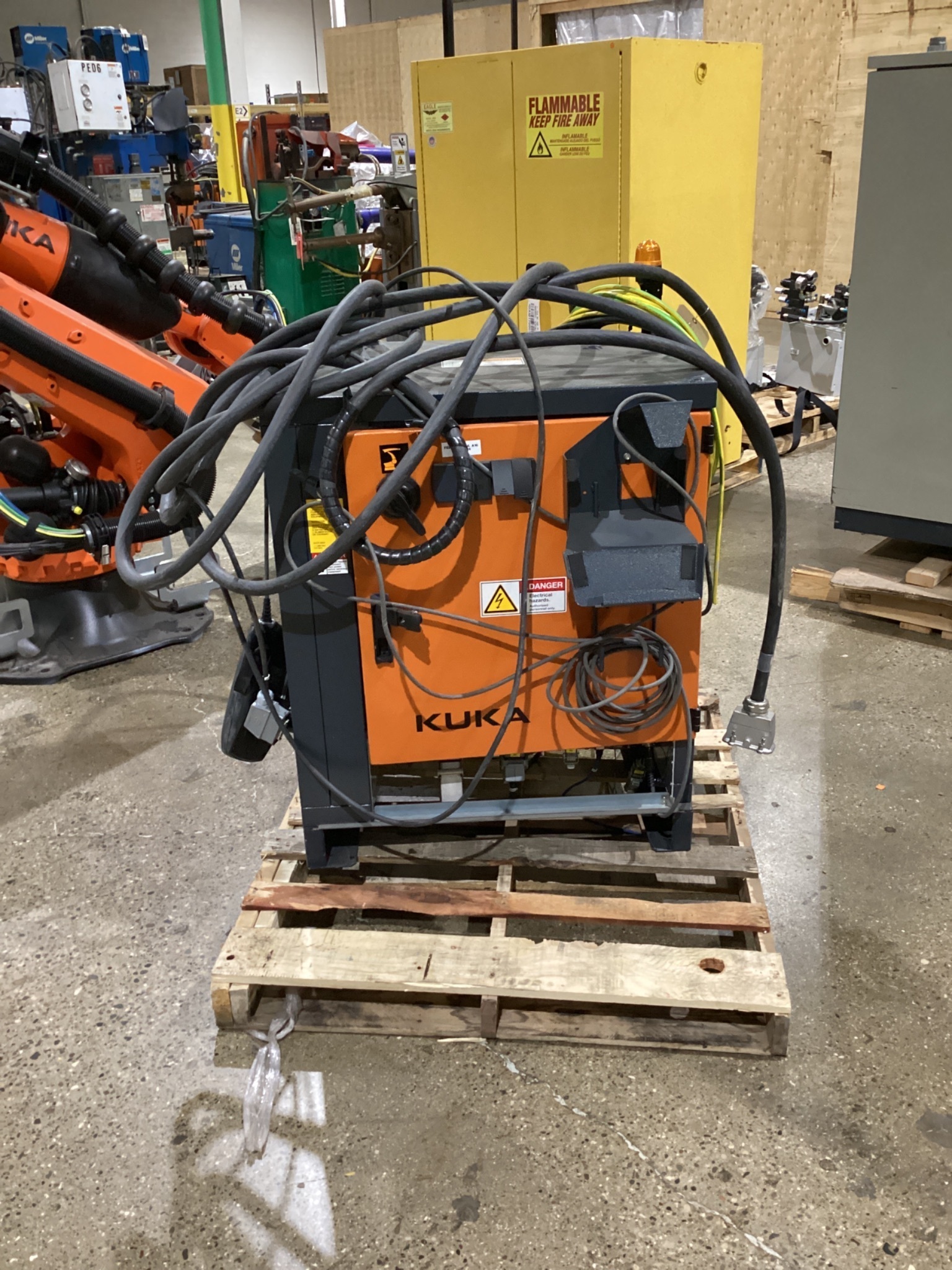 KUKA KR 120 R2700-2/FLR ROBOT W/ KR C4 CONTROLLER 6-AXIS 120KG 2701MM USED 14