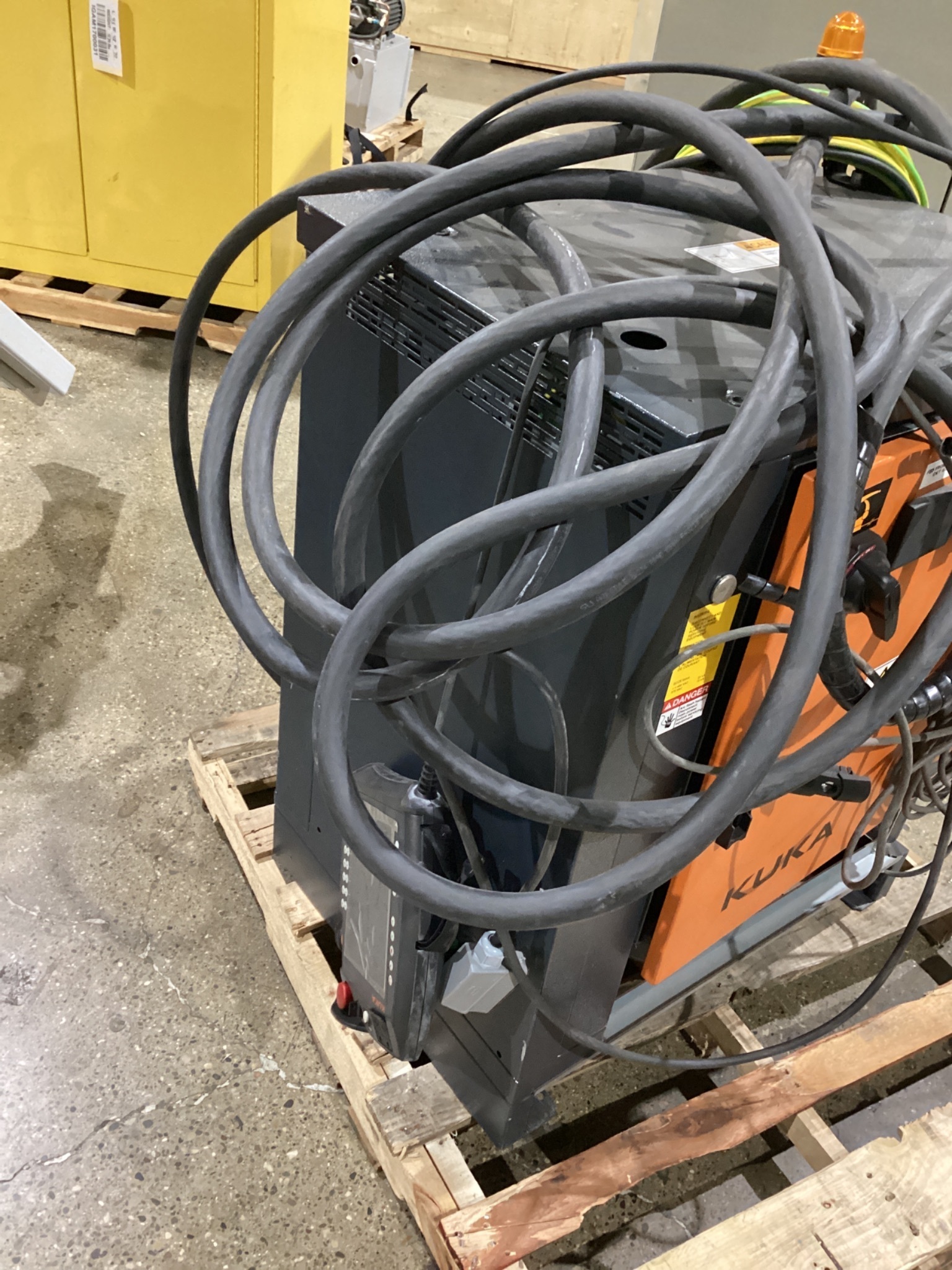 KUKA KR 120 R2700-2/FLR ROBOT W/ KR C4 CONTROLLER 6-AXIS 120KG 2701MM USED 15