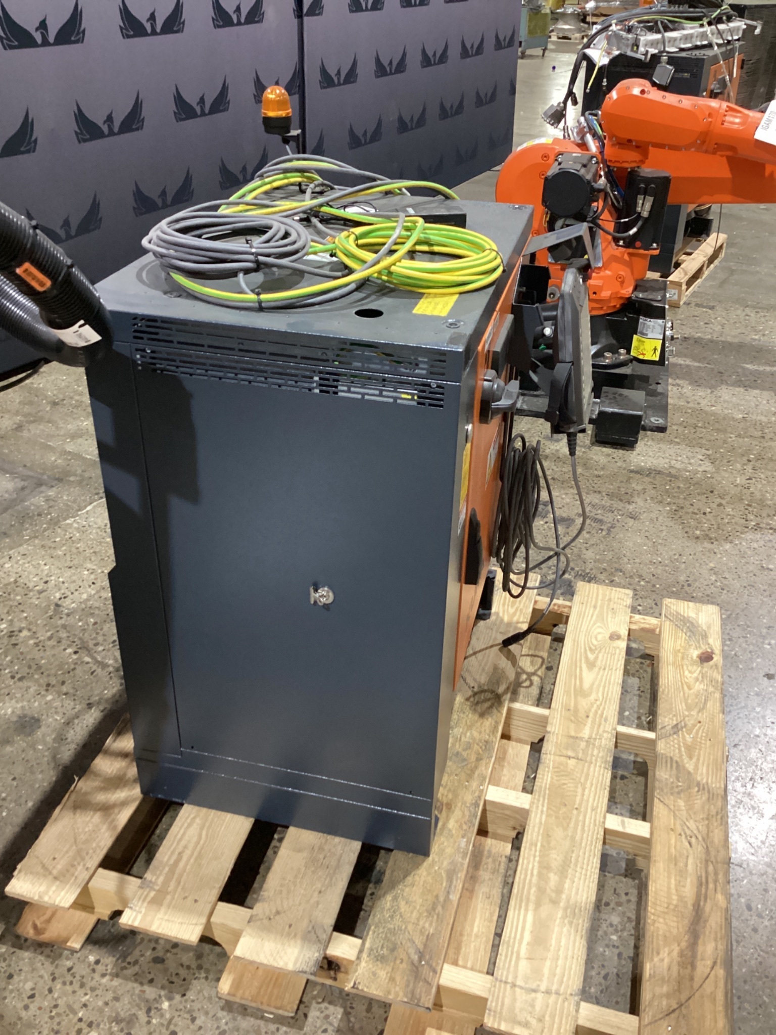 KUKA KR 70 R2100/SEL ROBOT W/ KRC4 CONTROLLER 6-AXIS 70KG 2101MM USED 6