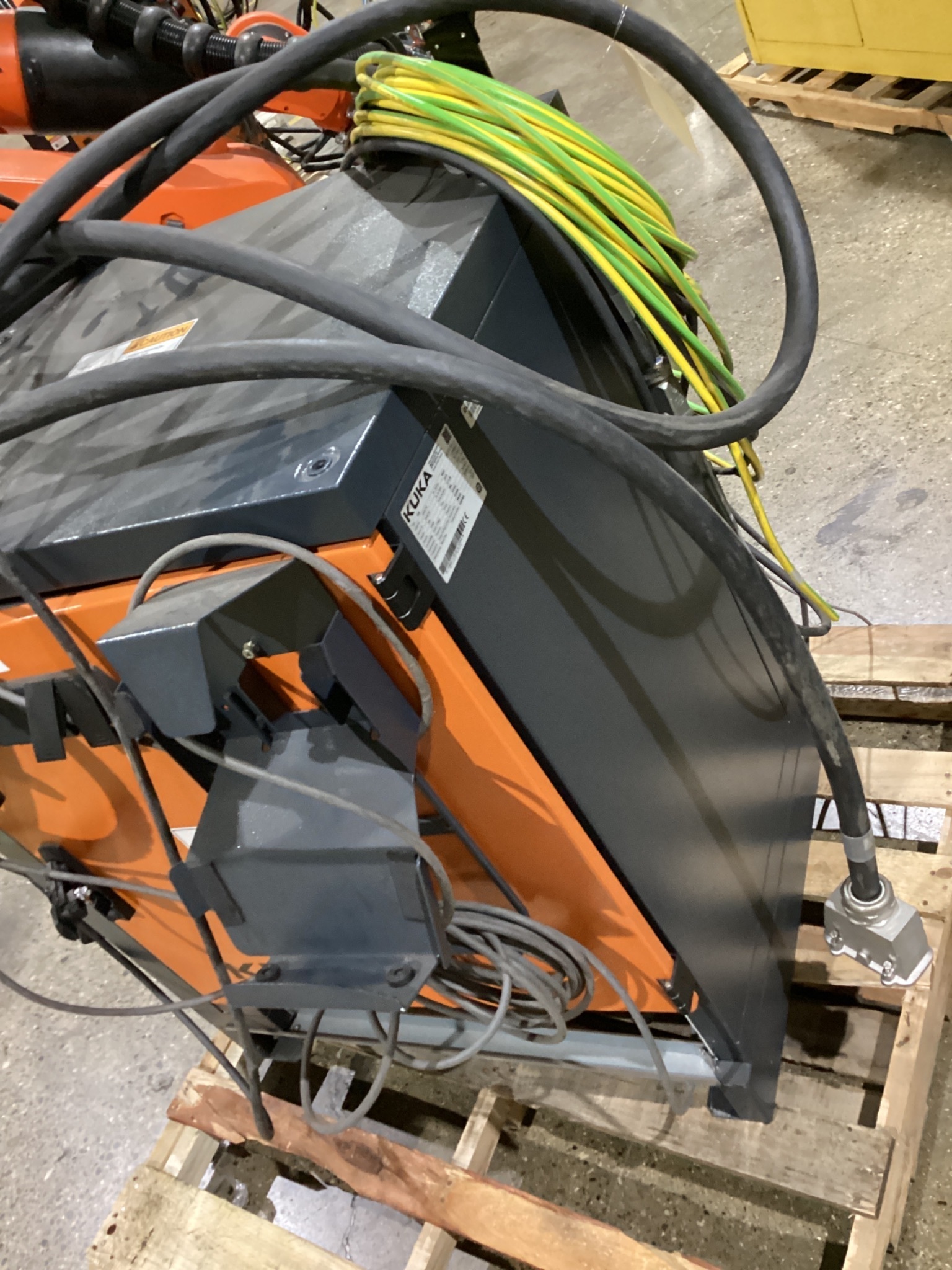 KUKA KR 120 R2700-2/FLR ROBOT W/ KR C4 CONTROLLER 6-AXIS 120KG 2701MM USED 16