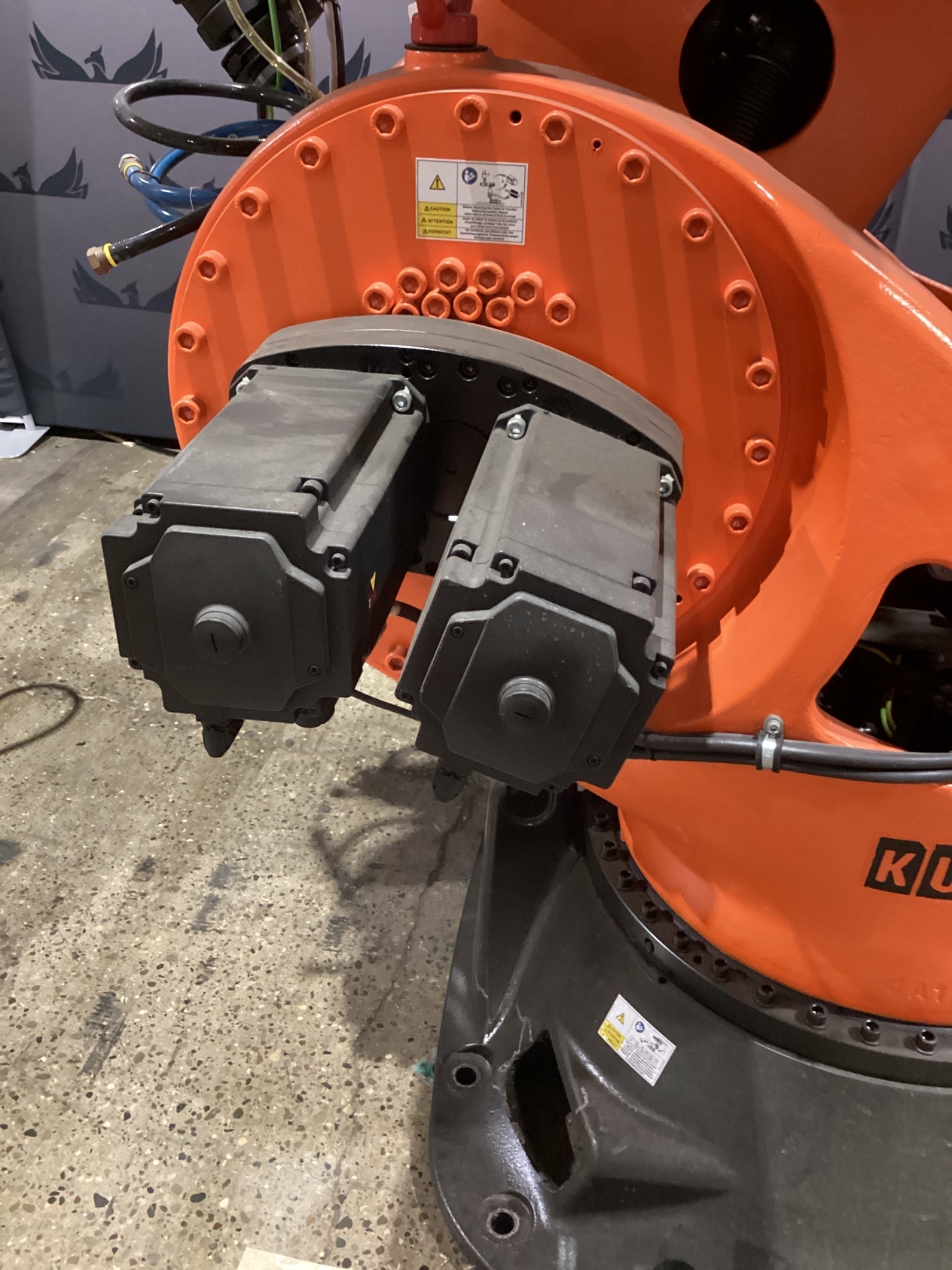KUKA KR 1000 1300 TITAN PA/FLR ROBOT W/ KR C4 CONTROLLER 1300KG 3202MM USED 3