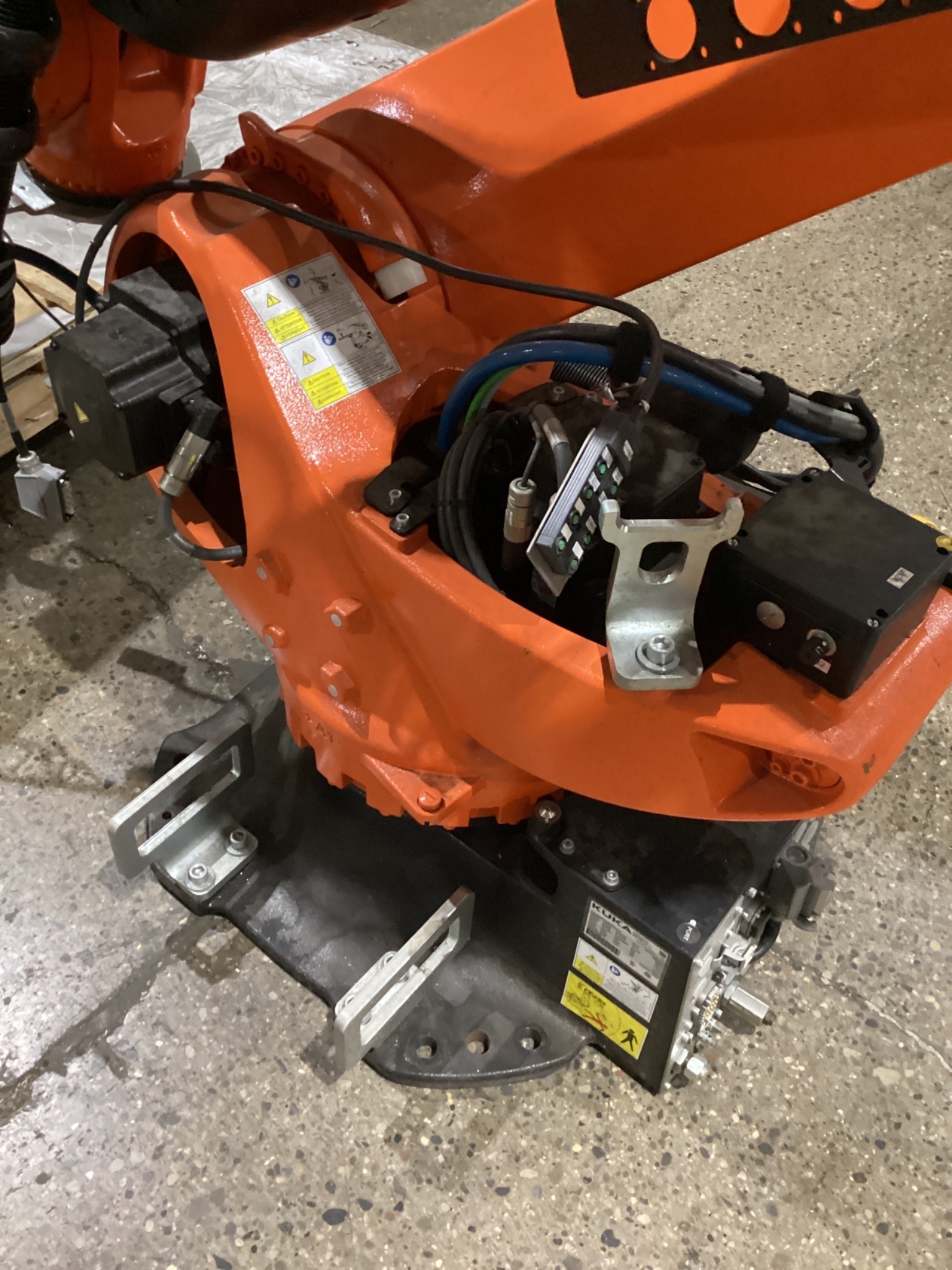 KUKA KR 210 R3100-2/FLR Robot Complete w/ KR C4 NA Controller NEW 8