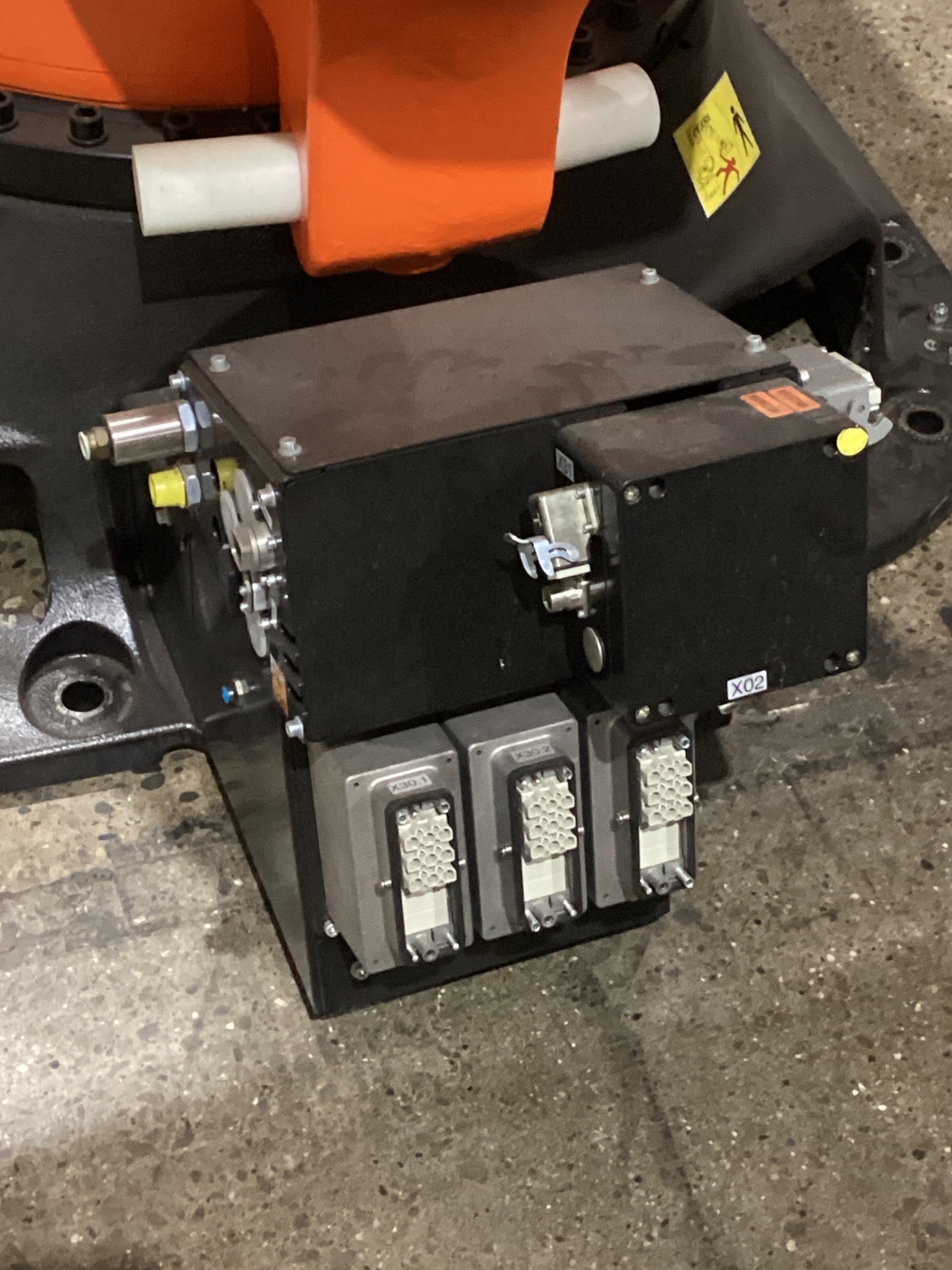 KUKA KR 1000 1300 TITAN PA/FLR ROBOT W/ KR C4 CONTROLLER 1300KG 3202MM USED 8