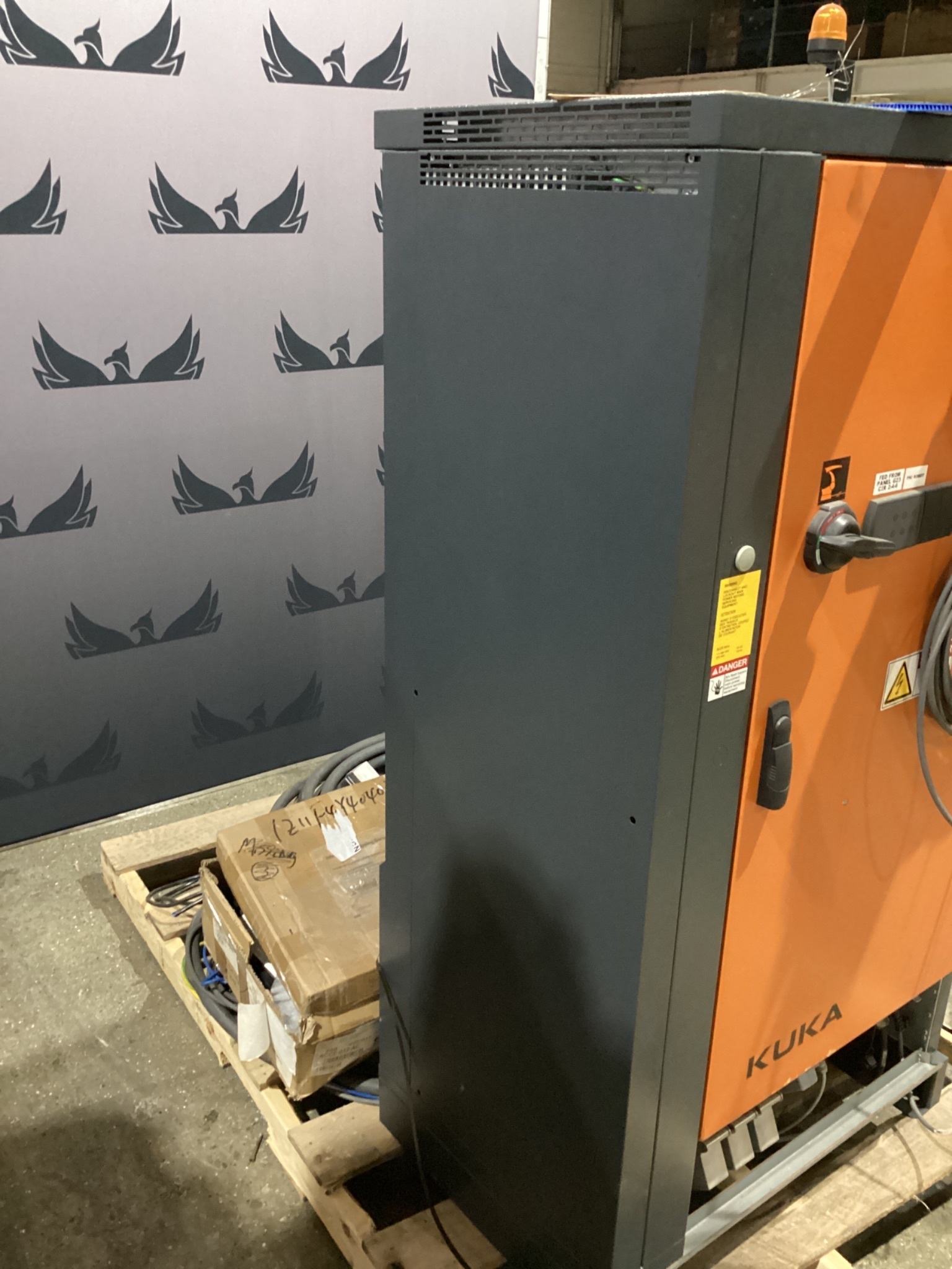 KUKA KR 1000 1300 TITAN PA/FLR ROBOT W/ KR C4 CONTROLLER 1300KG 3202MM USED 13