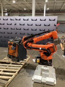 KUKA KR 70 R2100/SEL ROBOT W/ KRC4 CONTROLLER 6-AXIS 70KG 2101MM USED