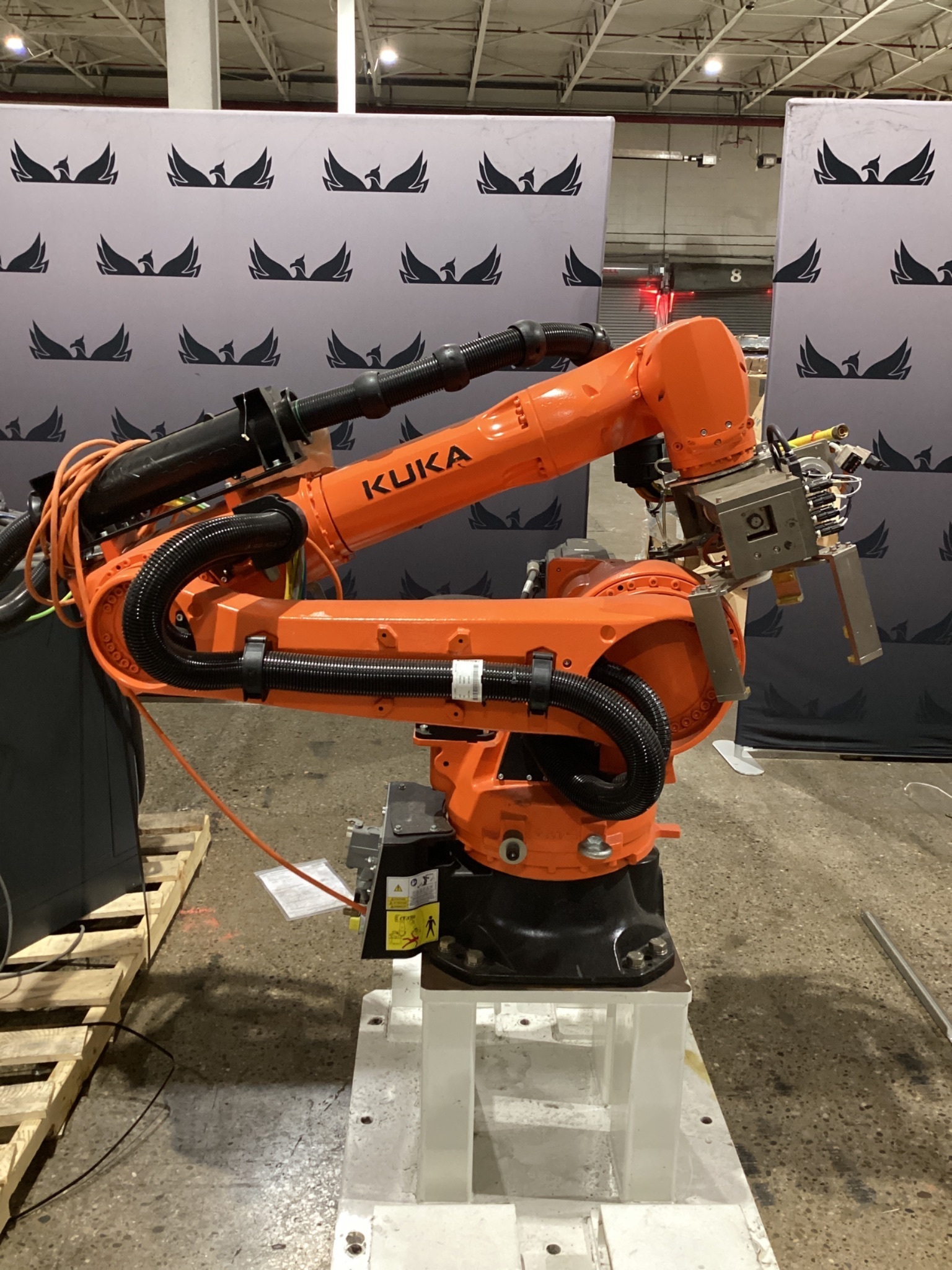 KUKA KR 70 R2100/SEL ROBOT W/ KRC4 CONTROLLER 6-AXIS 70KG 2101MM USED 1