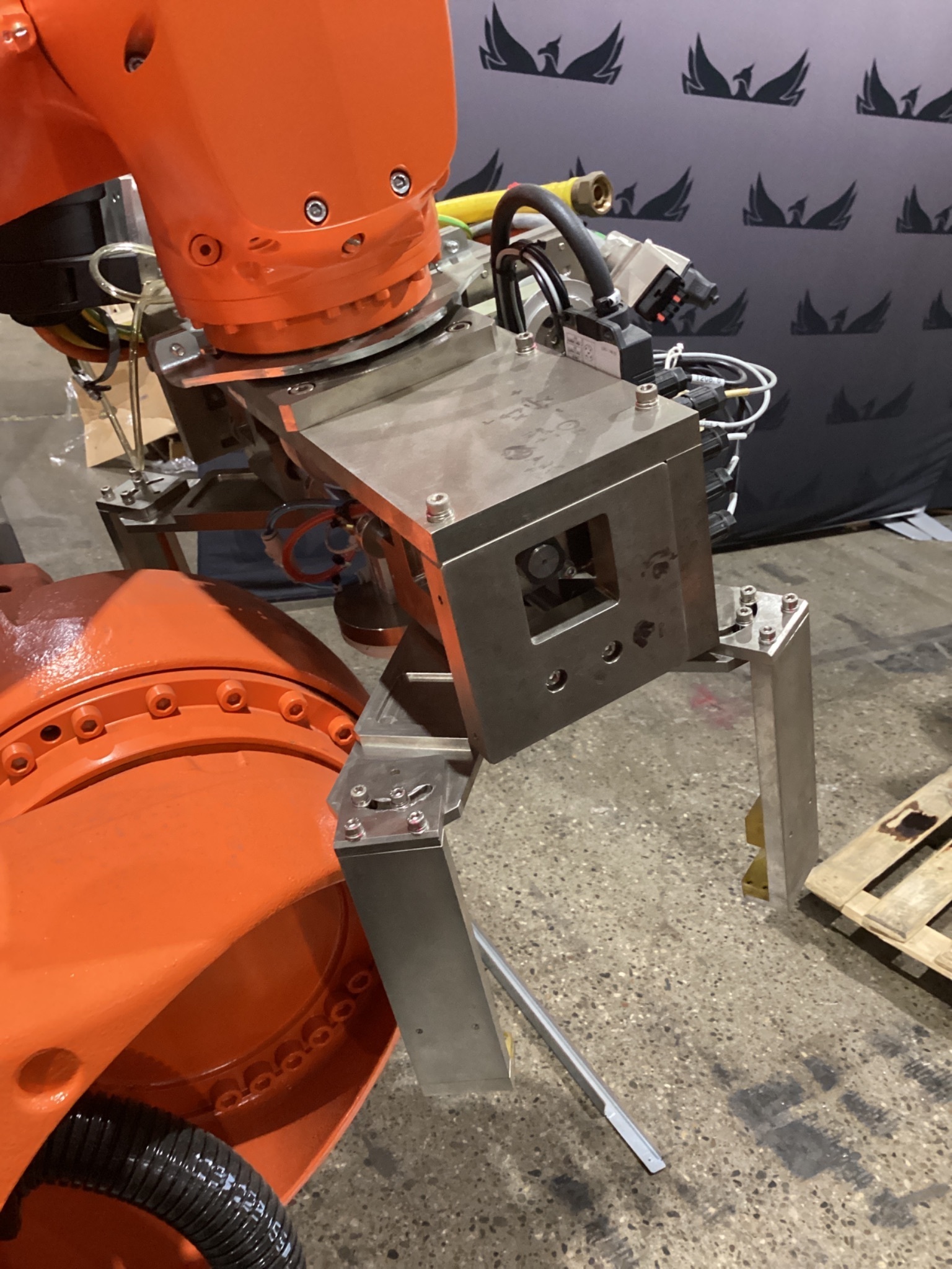 KUKA KR 70 R2100/SEL ROBOT W/ KRC4 CONTROLLER 6-AXIS 70KG 2101MM USED 2