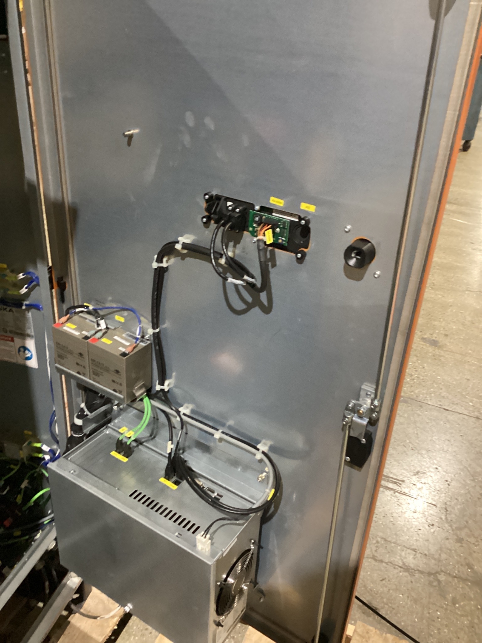 KUKA KR 1000 1300 TITAN PA/FLR ROBOT W/ KR C4 CONTROLLER 1300KG 3202MM USED 17