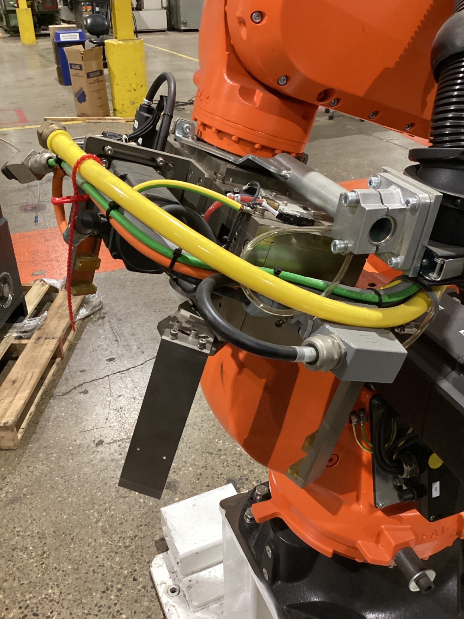 KUKA KR 70 R2100/SEL ROBOT W/ KRC4 CONTROLLER 6-AXIS 70KG 2101MM USED 3