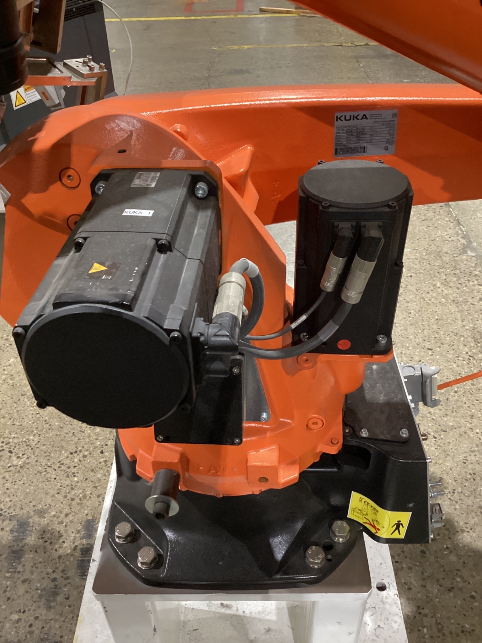 KUKA KR 70 R2100/SEL ROBOT W/ KRC4 CONTROLLER 6-AXIS 70KG 2101MM USED 4