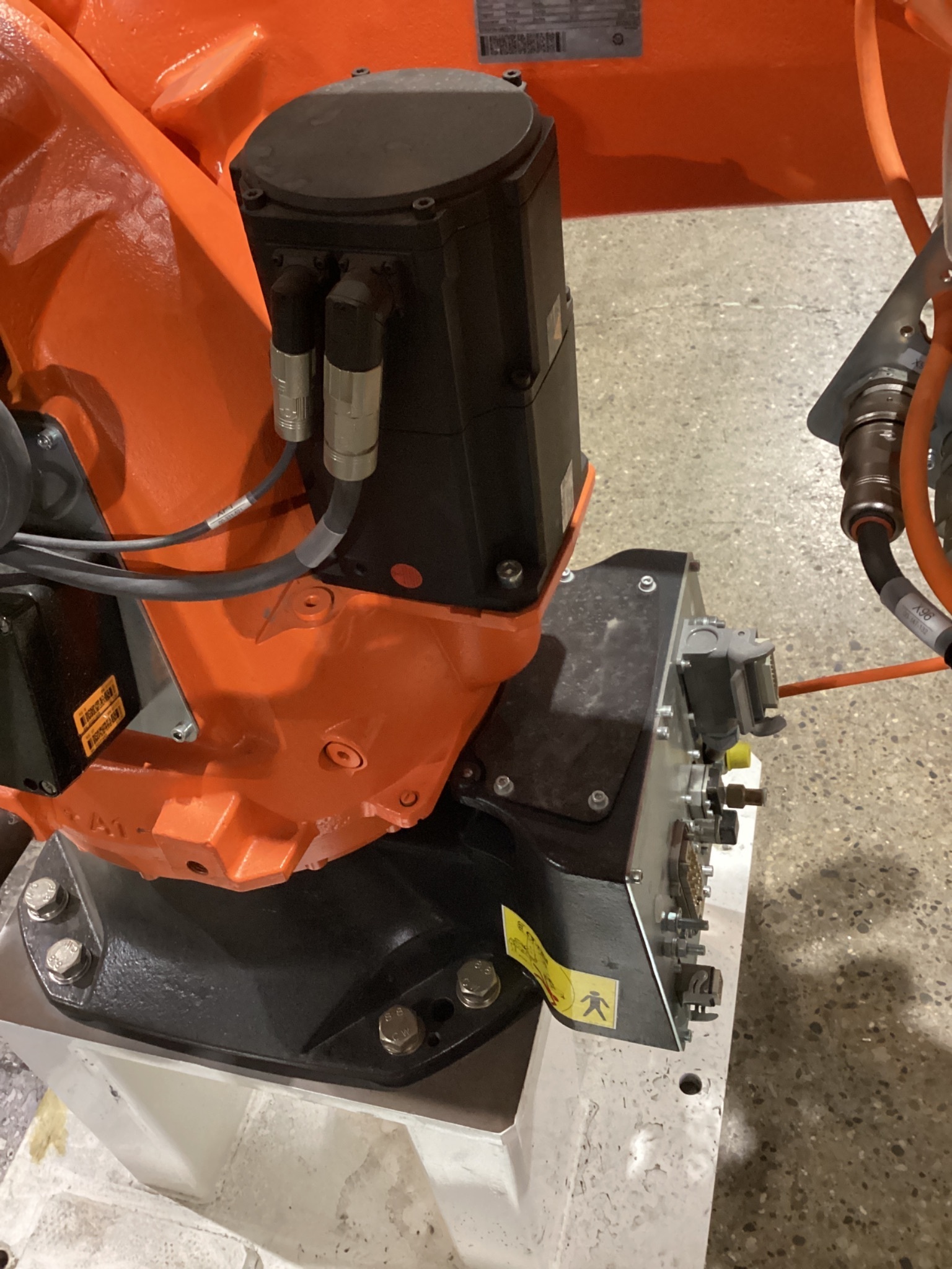 KUKA KR 70 R2100/SEL ROBOT W/ KRC4 CONTROLLER 6-AXIS 70KG 2101MM USED 5