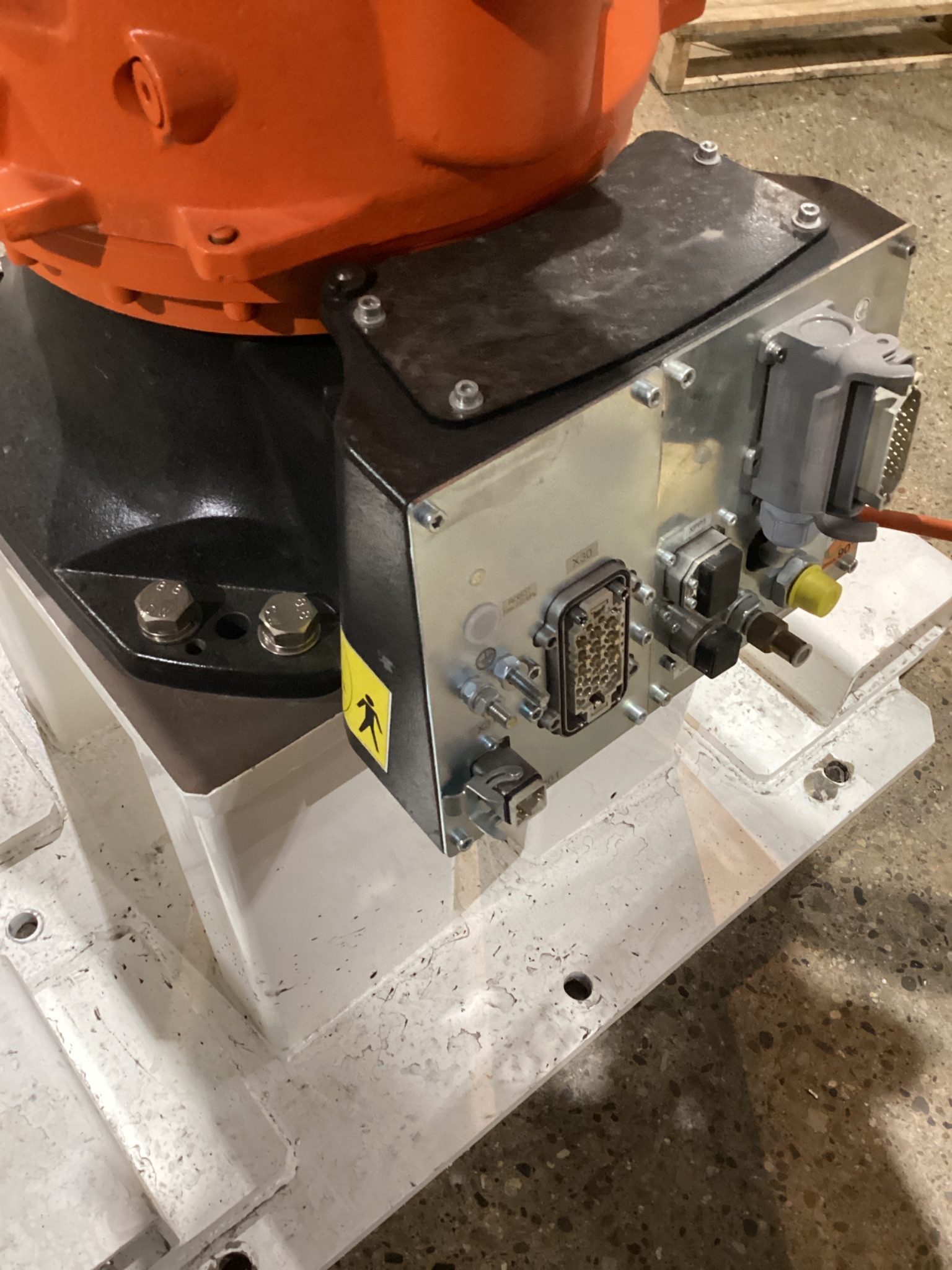 KUKA KR 70 R2100/SEL ROBOT W/ KRC4 CONTROLLER 6-AXIS 70KG 2101MM USED 8