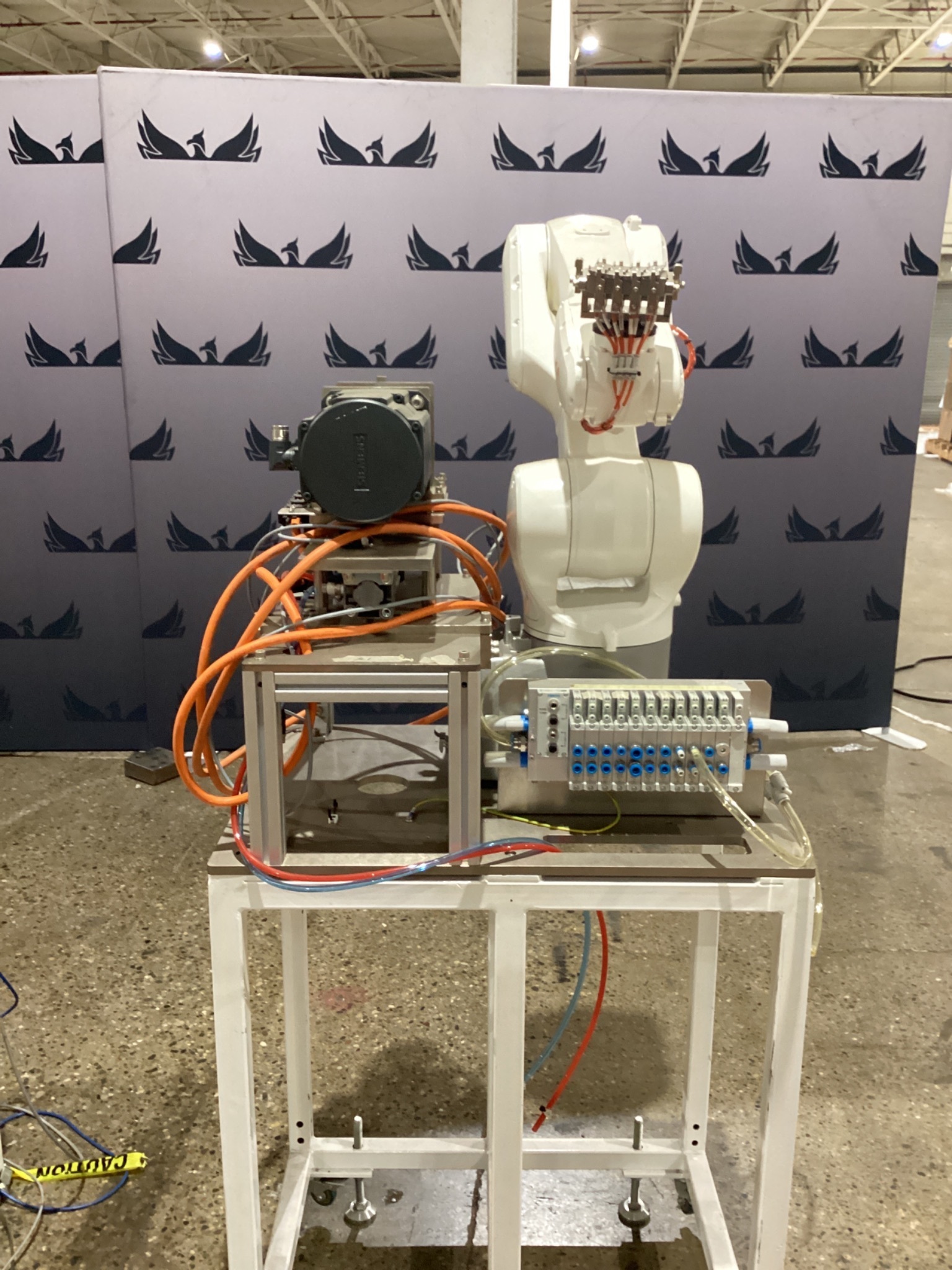 KUKA KR 6 R900-2/SEL ROBOT W/ KRC4 CONTROLLER 6-AXIS 6.5KG 901MM USED 1