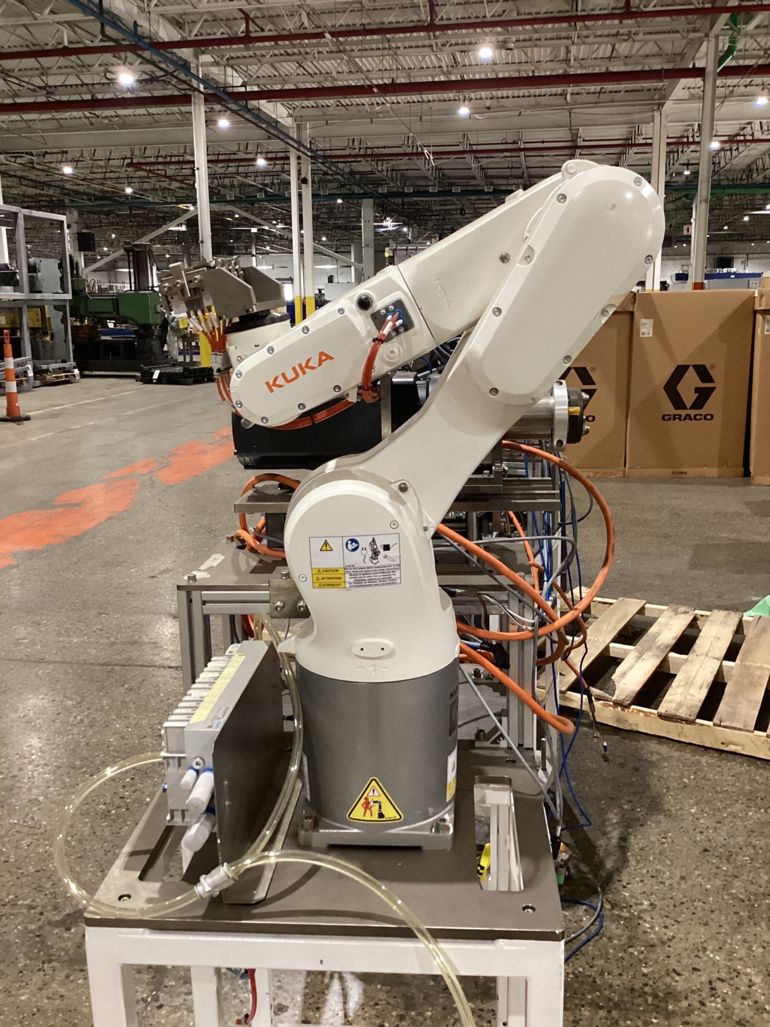 KUKA KR 6 R900-2/SEL ROBOT W/ KRC4 CONTROLLER 6-AXIS 6.5KG 901MM USED 2