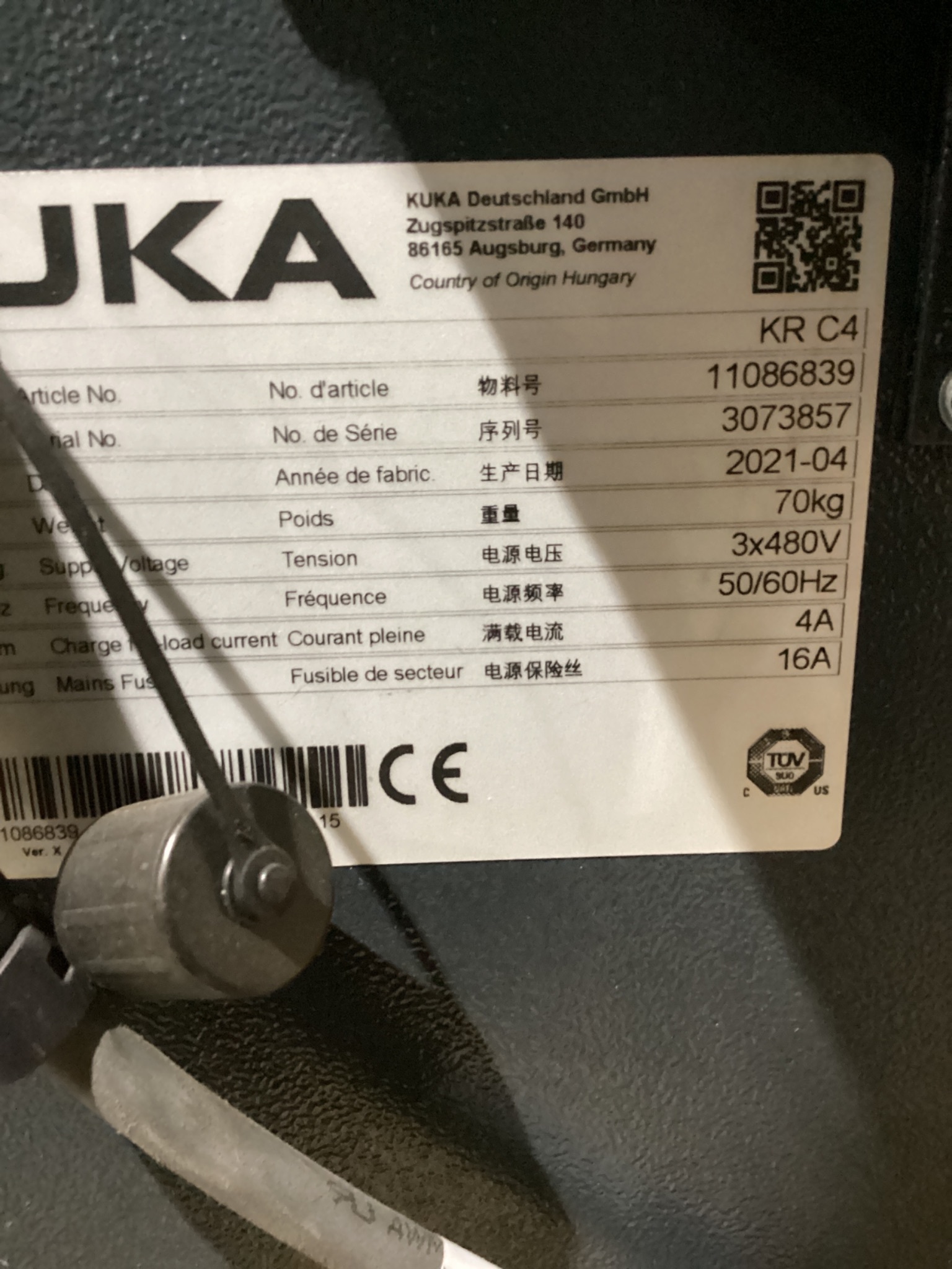 KUKA KR 6 R900-2/SEL ROBOT W/ KRC4 CONTROLLER 6-AXIS 6.5KG 901MM USED 6