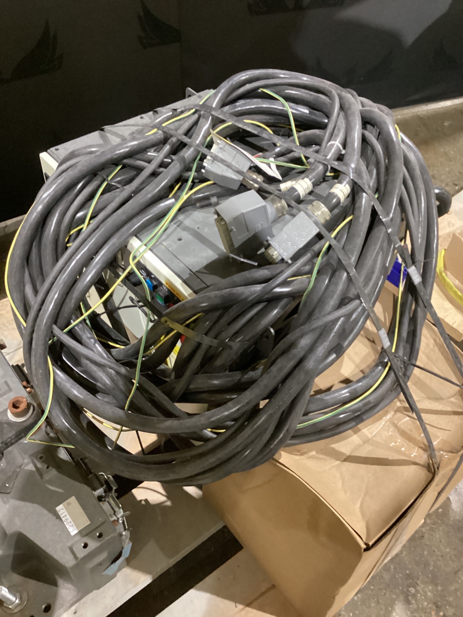 FANUC M-900iB/360 6-AXIS HEAVY PAYLOAD ROBOT W/ R-30iB CONTROLLER USED 5