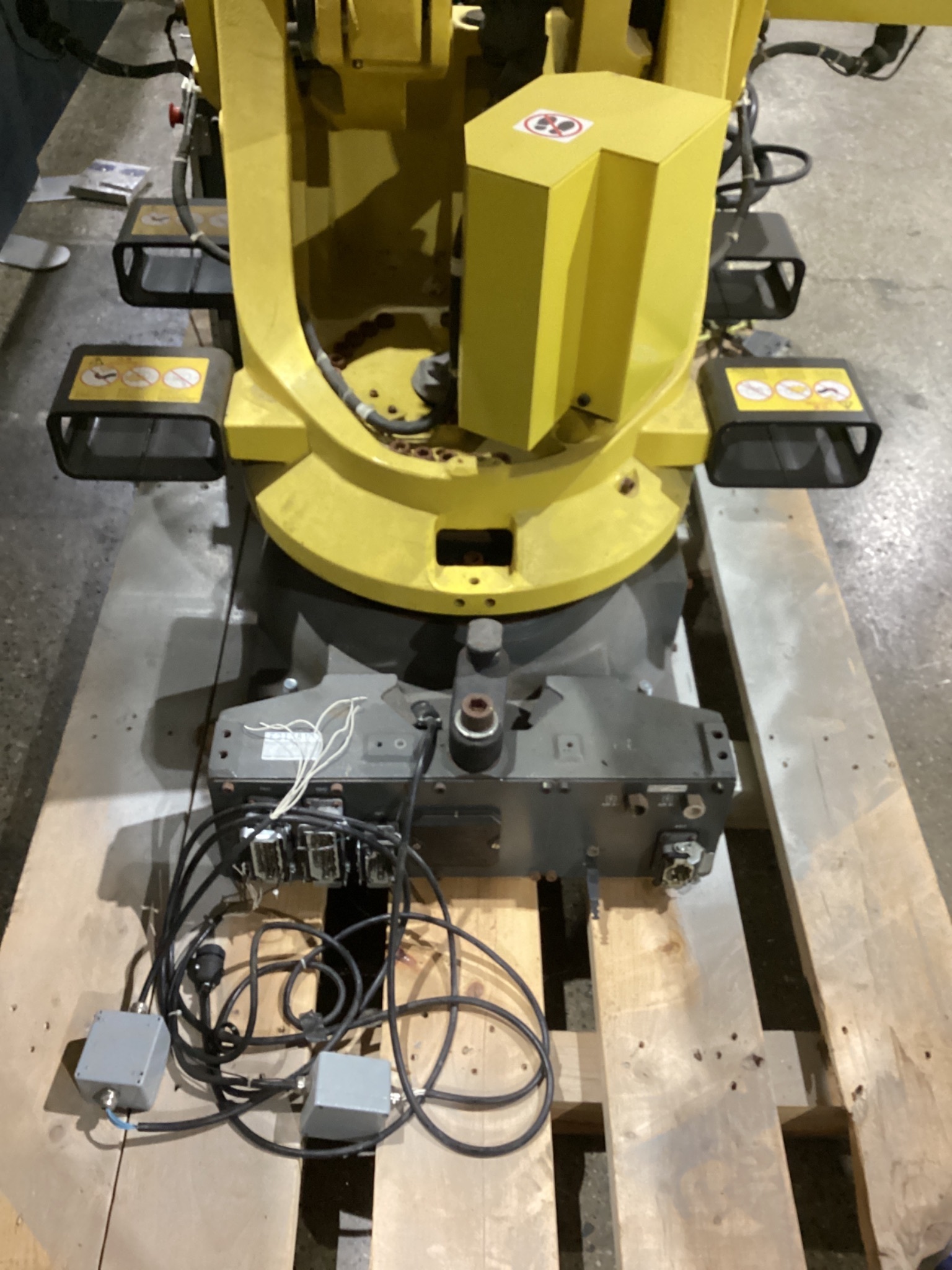FANUC M-900iB/360 6-AXIS HEAVY PAYLOAD ROBOT W/ R-30iB CONTROLLER USED 4
