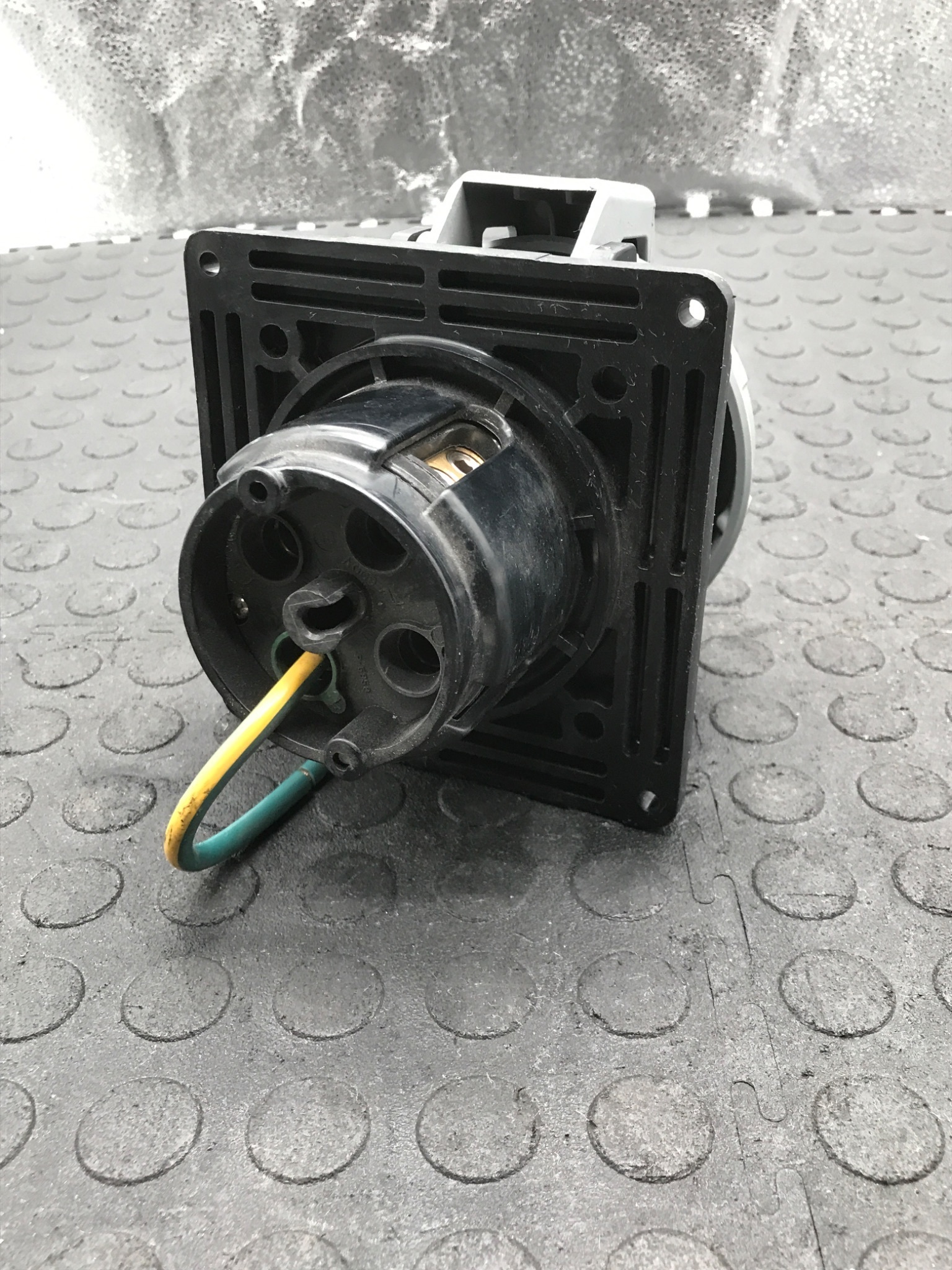 Hubbell HBL460R5W Pin & Sleeve Receptacle USED 1